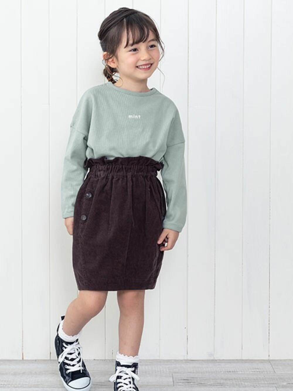 「スカート、Tシャツ、秋のコーデ、キッズコーデ、女の子コーデ、アプレレクール、WEB限定、秋コーデ、エフオーオンラインストア(F.O.Online Store)、apreslescours」｜「apres les coursのWEB限定 キャンディーフレーバーTシャツ（Tシャツ/カットソー、グリーン系）」を使った、F.O.OnlineStoreさん（キッズ・110cm）の秋コーディネートの1枚目の写真
