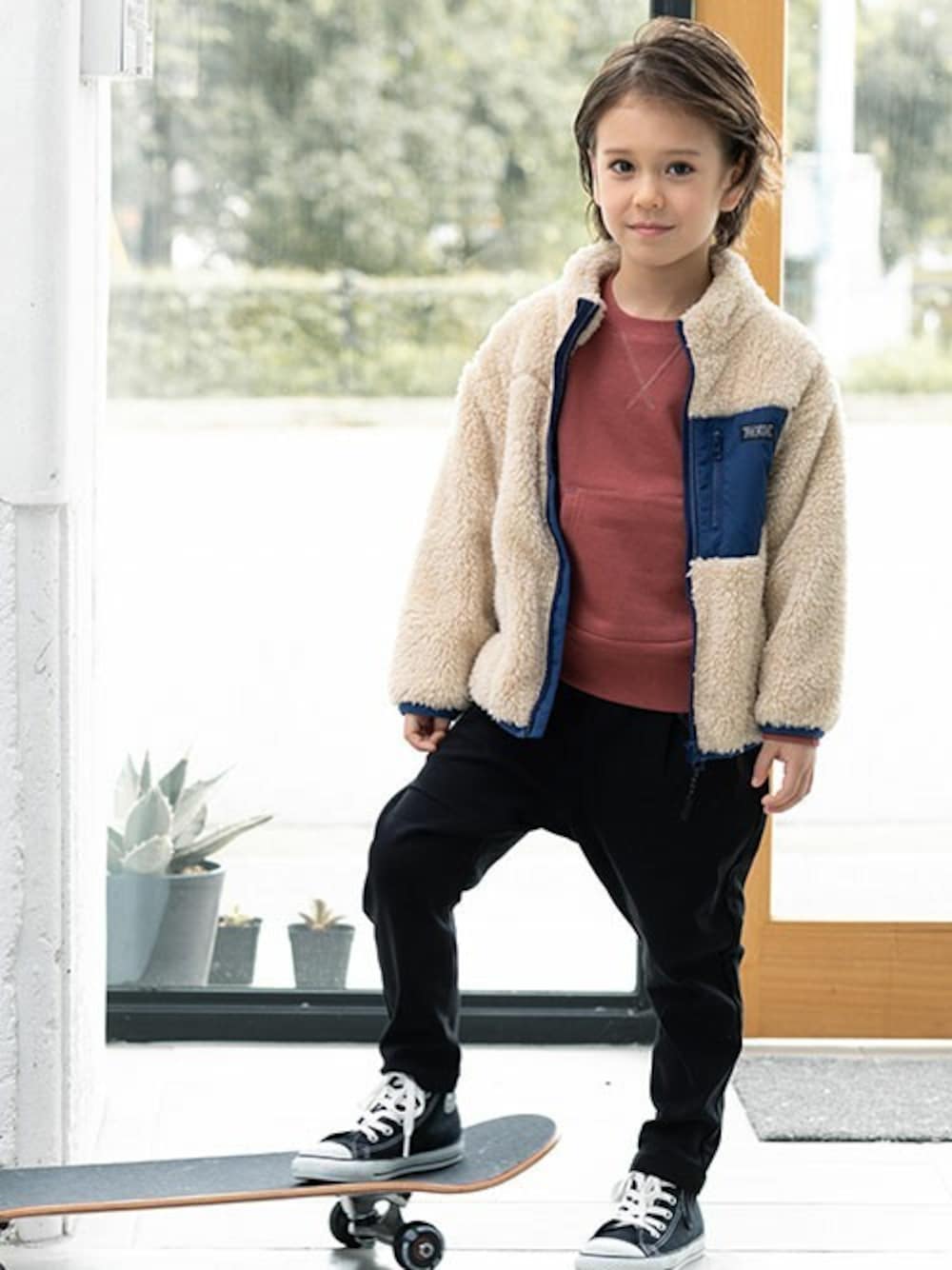 「ジャケット、秋のコーデ、トレーナー、キッズコーデ、カジュアルコーデ、男の子コーデ、BREEZE、WEB限定、キッズファッション、エフオーオンラインストア(F.O.Online Store)」｜「BREEZEのスターパッチトレーナー（スウェット、レッド系）」を使った、F.O.OnlineStoreさん（キッズ・110cm）の秋コーディネートの1枚目の写真