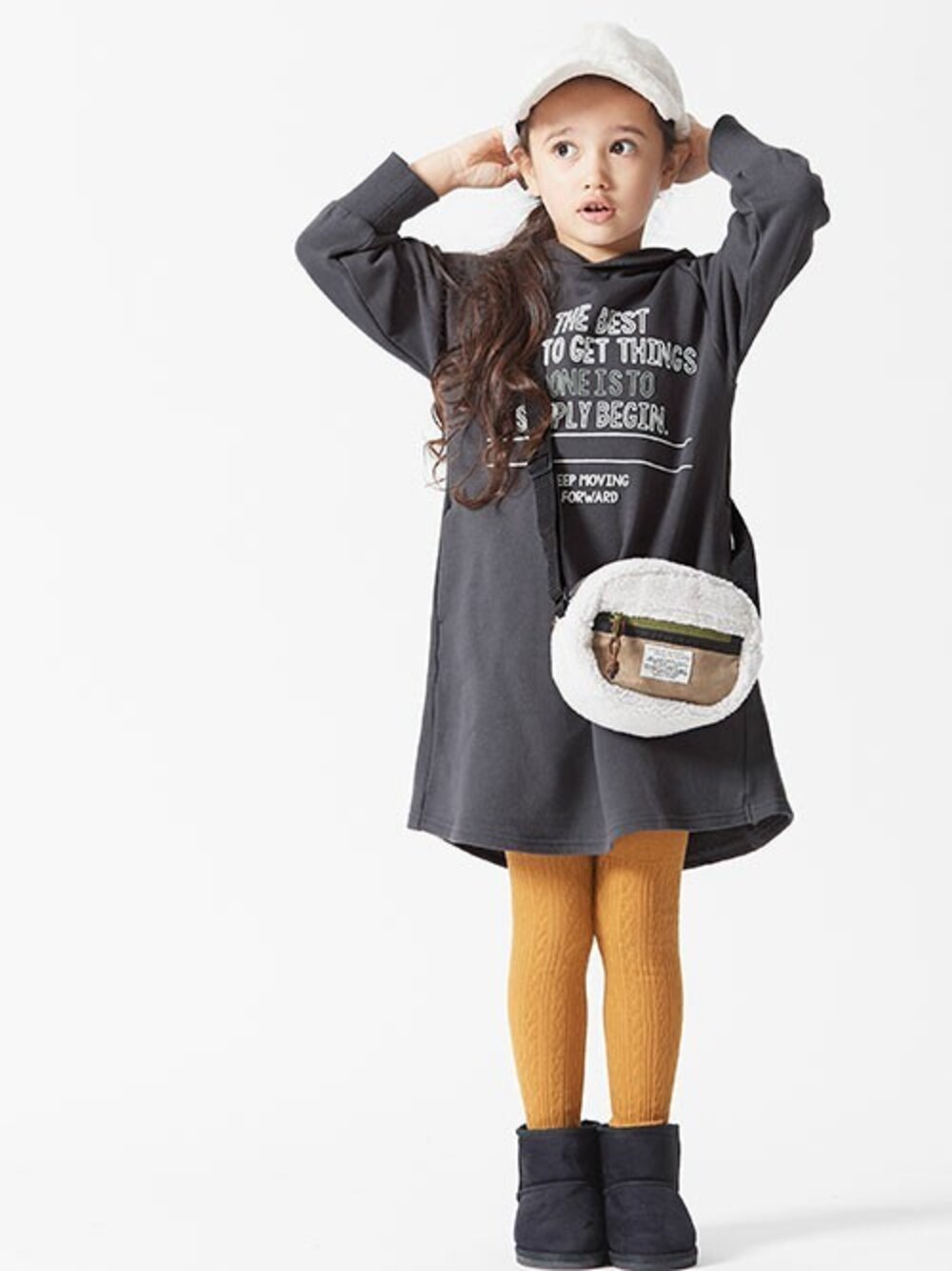 「ワンピース、ブーツ、ボア、秋のコーデ、キッズコーデ、フーディー、女の子コーデ、BREEZE、キッズファッション、エフオーオンラインストア(F.O.Online Store)」｜「BREEZEのカラーフーディーワンピース（ワンピース、グレー系）」を使った、F.O.OnlineStoreさん（キッズ・110cm）の秋コーディネートの1枚目の写真