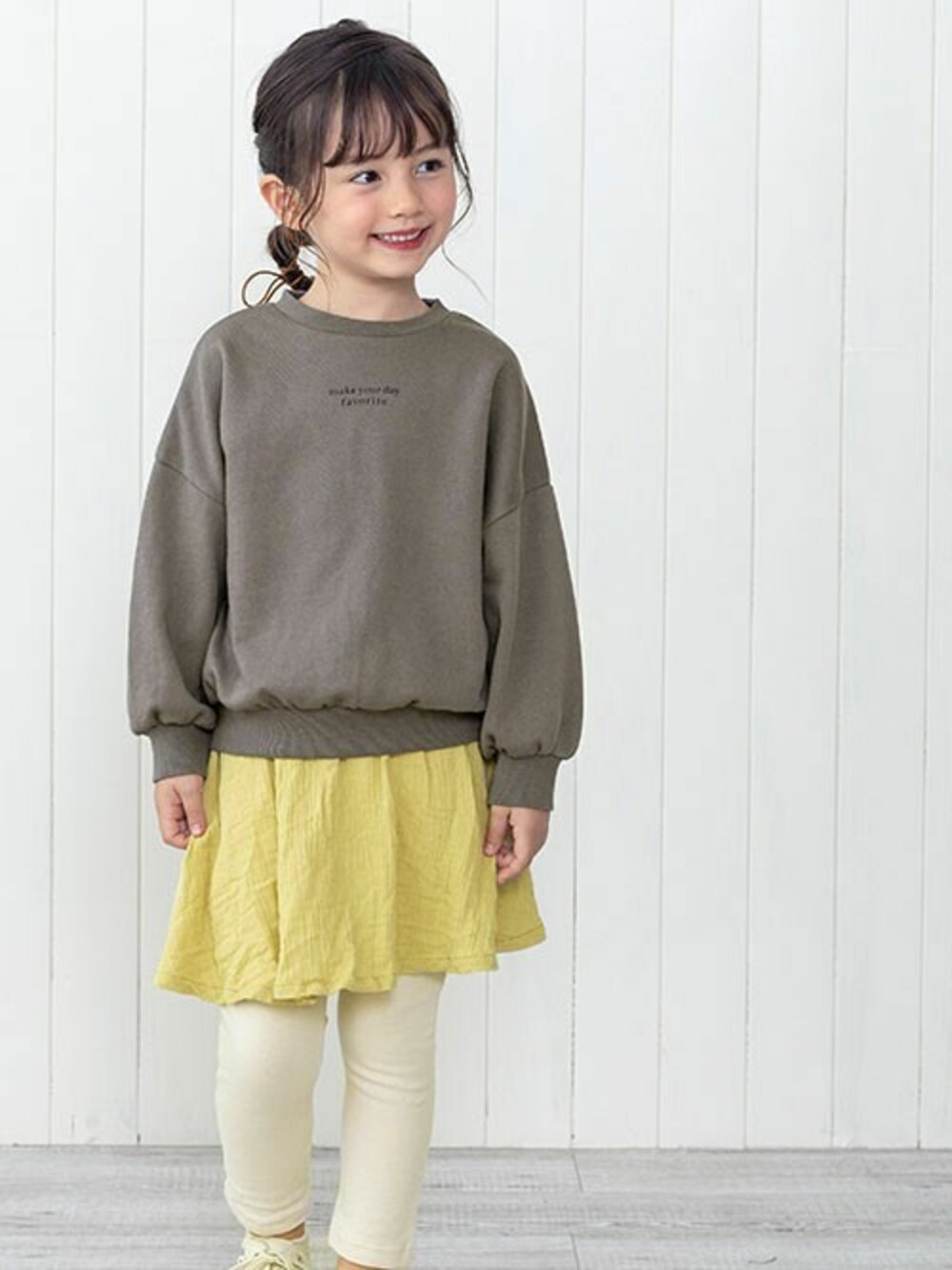 「スカート、秋のコーデ、トレーナー、冬コーデ、キッズコーデ、女の子コーデ、アプレレクール、WEB限定、エフオーオンラインストア(F.O.Online Store)、apreslescours」｜「apres les coursのWEB限定 バルーンロゴトレーナー（スウェット、グレー系）」を使った、F.O.OnlineStoreさん（キッズ・110cm）の秋コーディネートの1枚目の写真