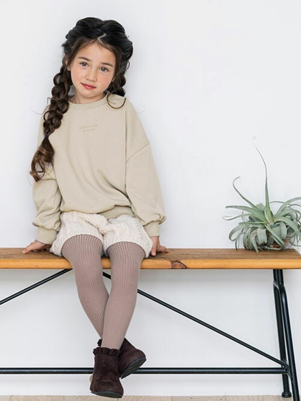 「ブーツ、ショートパンツ、秋のコーデ、トレーナー、冬コーデ、キッズコーデ、女の子コーデ、WEB限定、エフオーオンラインストア(F.O.Online Store)、apreslescours」｜「apres les coursのWEB限定 バルーンロゴトレーナー（スウェット、ベージュ系）」を使った、F.O.OnlineStoreさん（キッズ・110cm）の秋コーディネートの1枚目の写真