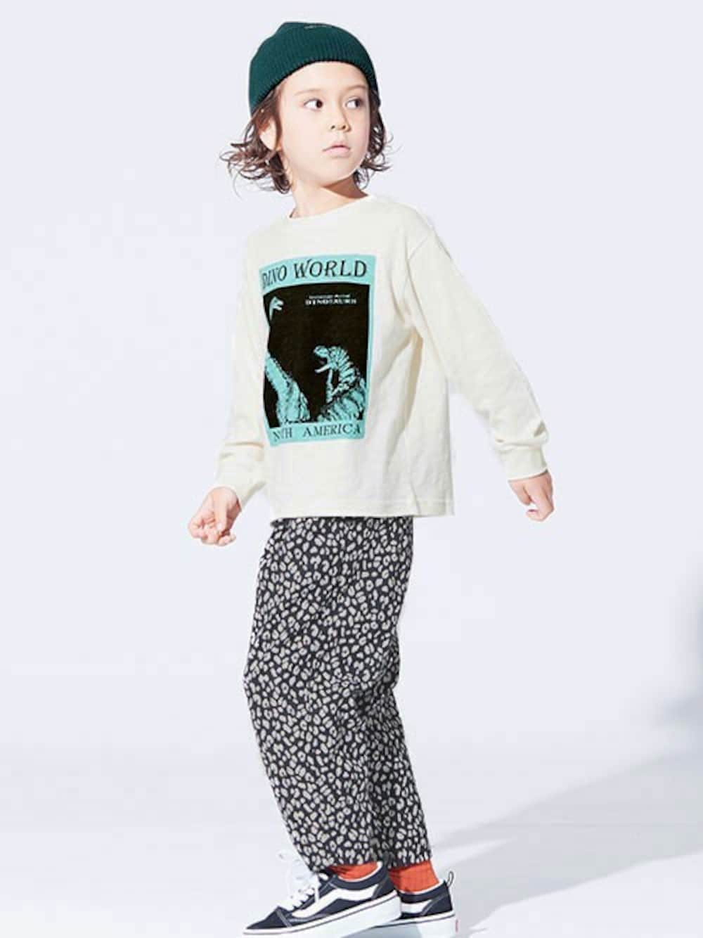 「ニット帽、Tシャツ、秋のコーデ、キッズコーデ、パンツスタイル、カジュアルコーデ、男の子コーデ、BREEZE、キッズファッション、エフオーオンラインストア(F.O.Online Store)」｜「BREEZEのボックス恐竜Tシャツ（Tシャツ/カットソー、ホワイト系）」を使った、F.O.OnlineStoreさん（キッズ・110cm）の秋コーディネートの1枚目の写真