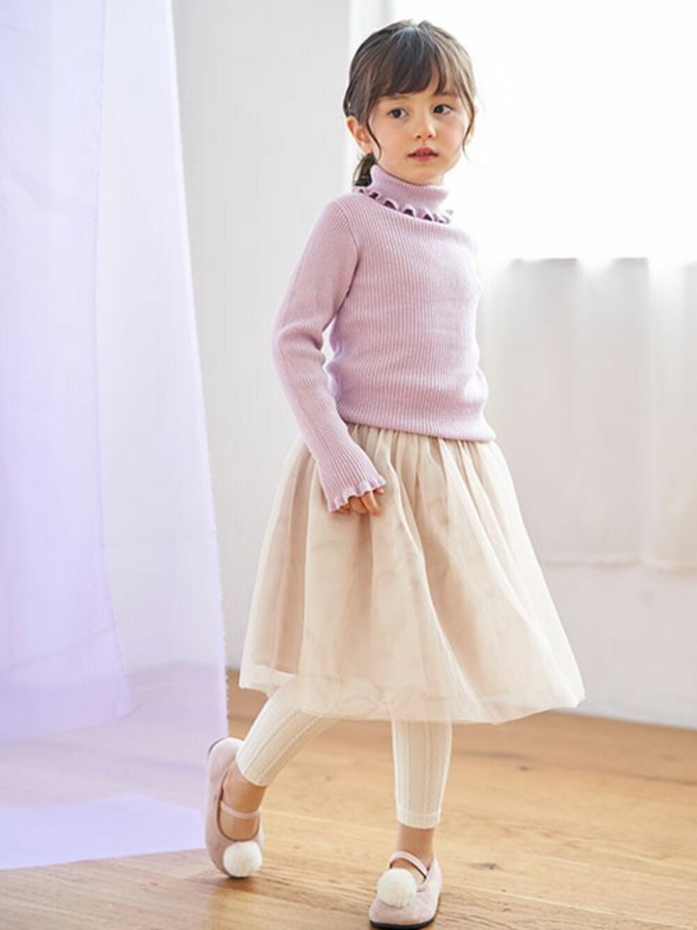 「ニット、秋のコーデ、ナチュラル、チュールスカート、バレエシューズ、キッズコーデ、女の子コーデ、アプレレクール、エフオーオンラインストア(F.O.Online Store)、apreslescours」｜「apres les coursのフリルリブニット（ニット/セーター、パープル系）」を使った、F.O.OnlineStoreさん（キッズ・110cm）の秋コーディネートの1枚目の写真