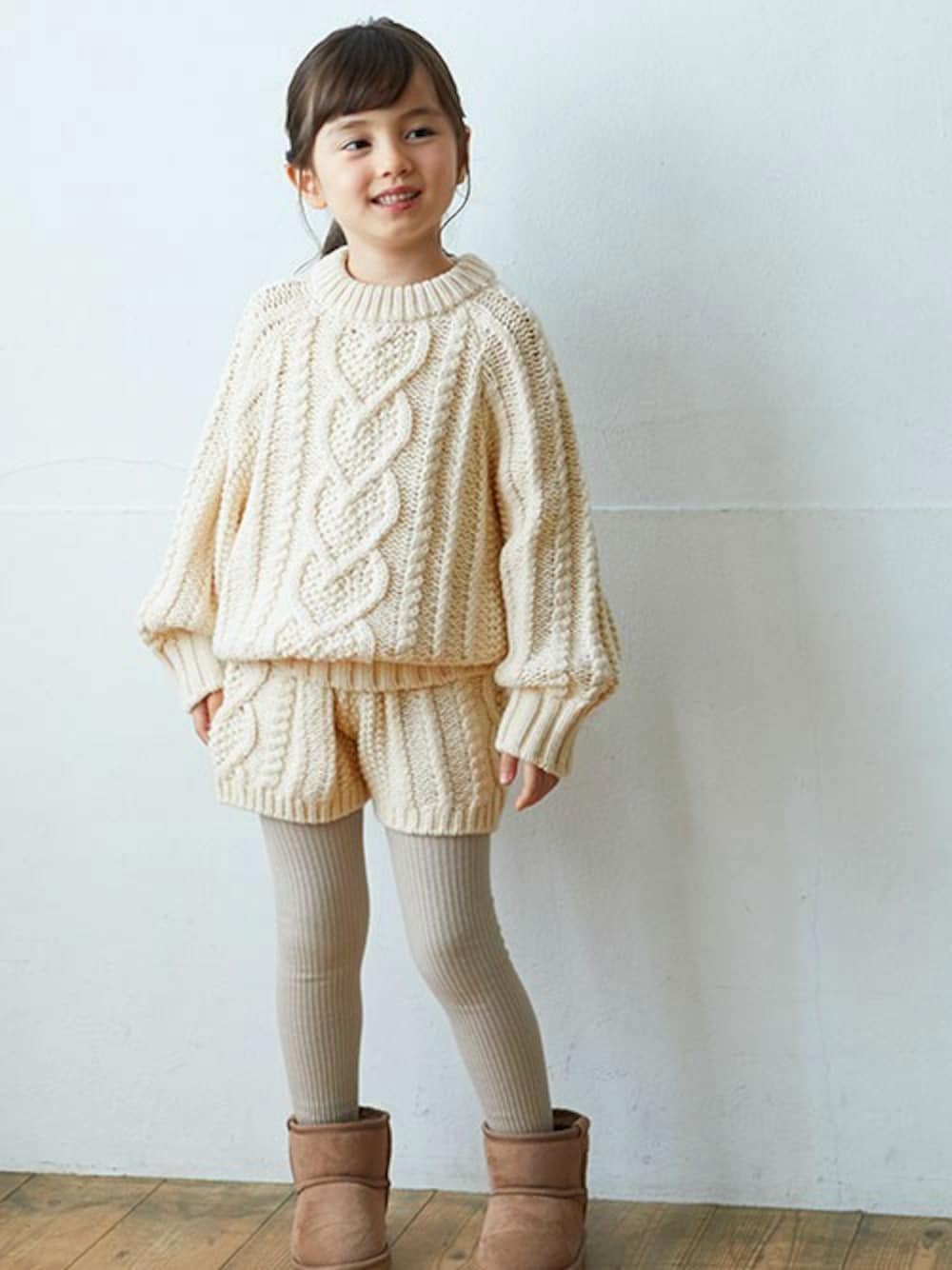 「ニット、ブーツ、ショートパンツ、ナチュラル、冬コーデ、キッズコーデ、女の子コーデ、アプレレクール、エフオーオンラインストア(F.O.Online Store)、apreslescours」｜「apres les coursのハートニット（ニット/セーター、ホワイト系）」を使った、F.O.OnlineStoreさん（キッズ・110cm）の秋コーディネートの1枚目の写真