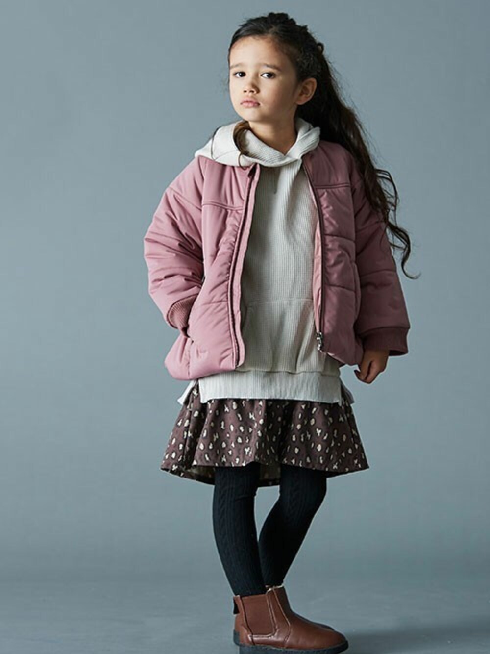 「ジャケット、アウター、ワンピース、ブーツ、秋のコーデ、キッズコーデ、カジュアルコーデ、女の子コーデ、BREEZE、エフオーオンラインストア(F.O.Online Store)」｜「BREEZEの後ボリューム中綿ジャケット（ダウンジャケット/コート、ピンク系）」を使った、F.O.OnlineStoreさん（キッズ・110cm）の秋コーディネートの1枚目の写真