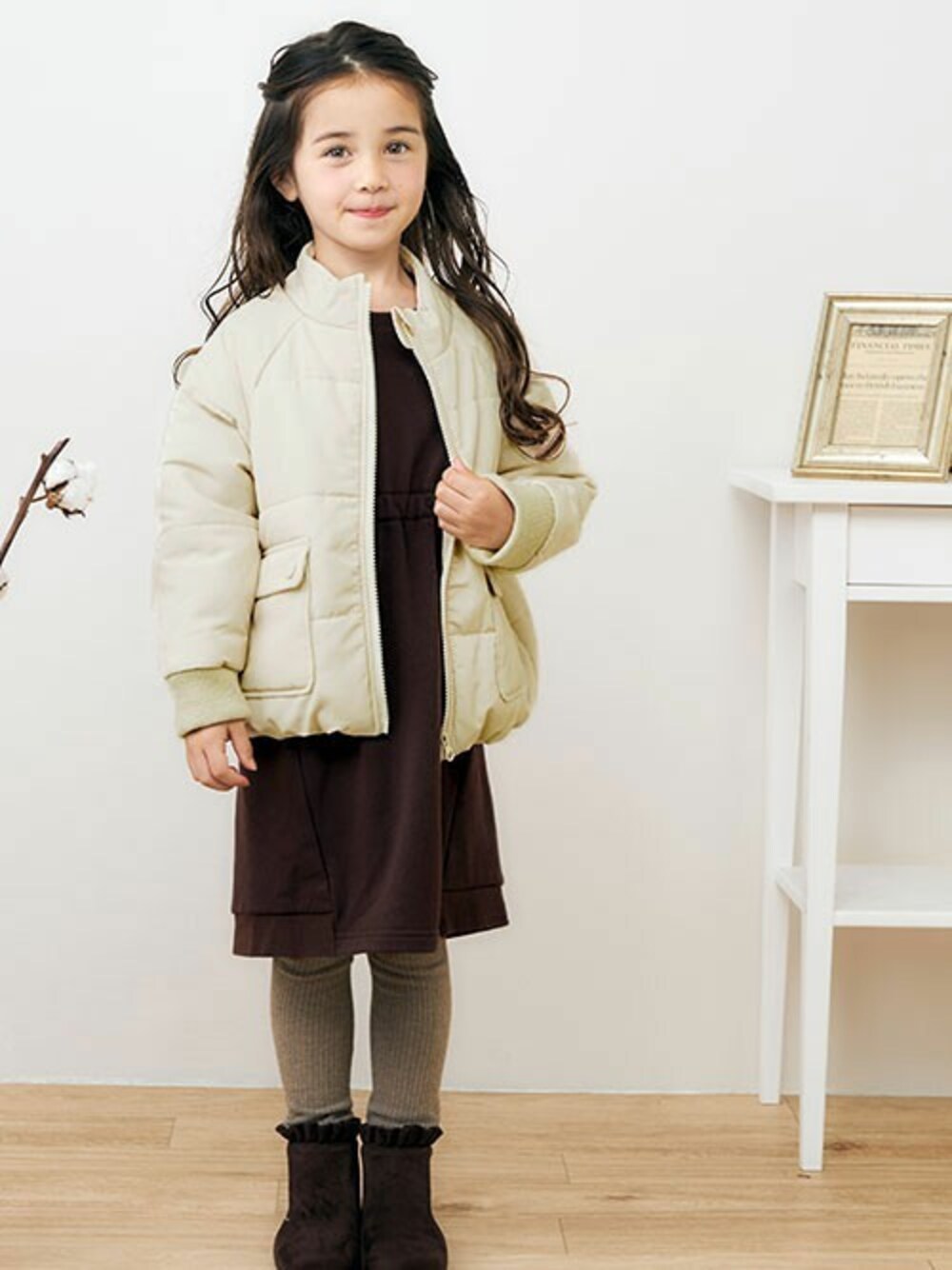 「ジャケット、ワンピース、ブーツ、秋のコーデ、冬コーデ、キッズコーデ、女の子コーデ、アプレレクール、エフオーオンラインストア(F.O.Online Store)、apreslescours」｜「apres les coursのポケット中綿ジャケット_ウォッシャブル（ダウンジャケット/コート、ホワイト系）」を使った、F.O.OnlineStoreさん（キッズ・110cm）の秋コーディネートの1枚目の写真
