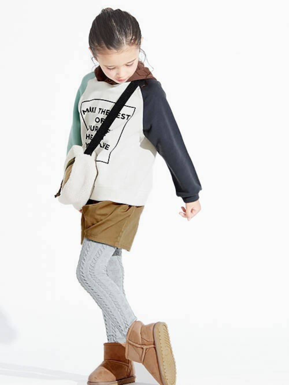 「ブーツ、パーカー、ショートパンツ、ボア、秋のコーデ、キッズコーデ、フーディー、女の子コーデ、BREEZE、エフオーオンラインストア(F.O.Online Store)」｜「BREEZEのカラーフーディー（パーカー、その他）」を使った、F.O.OnlineStoreさん（キッズ・110cm）の秋コーディネートの1枚目の写真