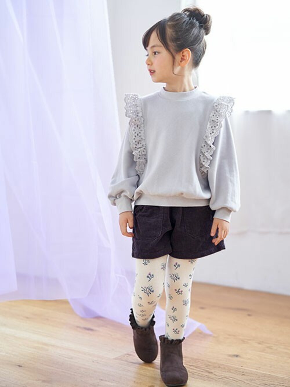 「ブーツ、ショートパンツ、秋のコーデ、トレーナー、冬コーデ、キッズコーデ、女の子コーデ、アプレレクール、エフオーオンラインストア(F.O.Online Store)、apreslescours」｜「apres les coursの綿レースフリルトレーナー（スウェット、グレー系）」を使った、F.O.OnlineStoreさん（キッズ・110cm）の秋コーディネートの1枚目の写真