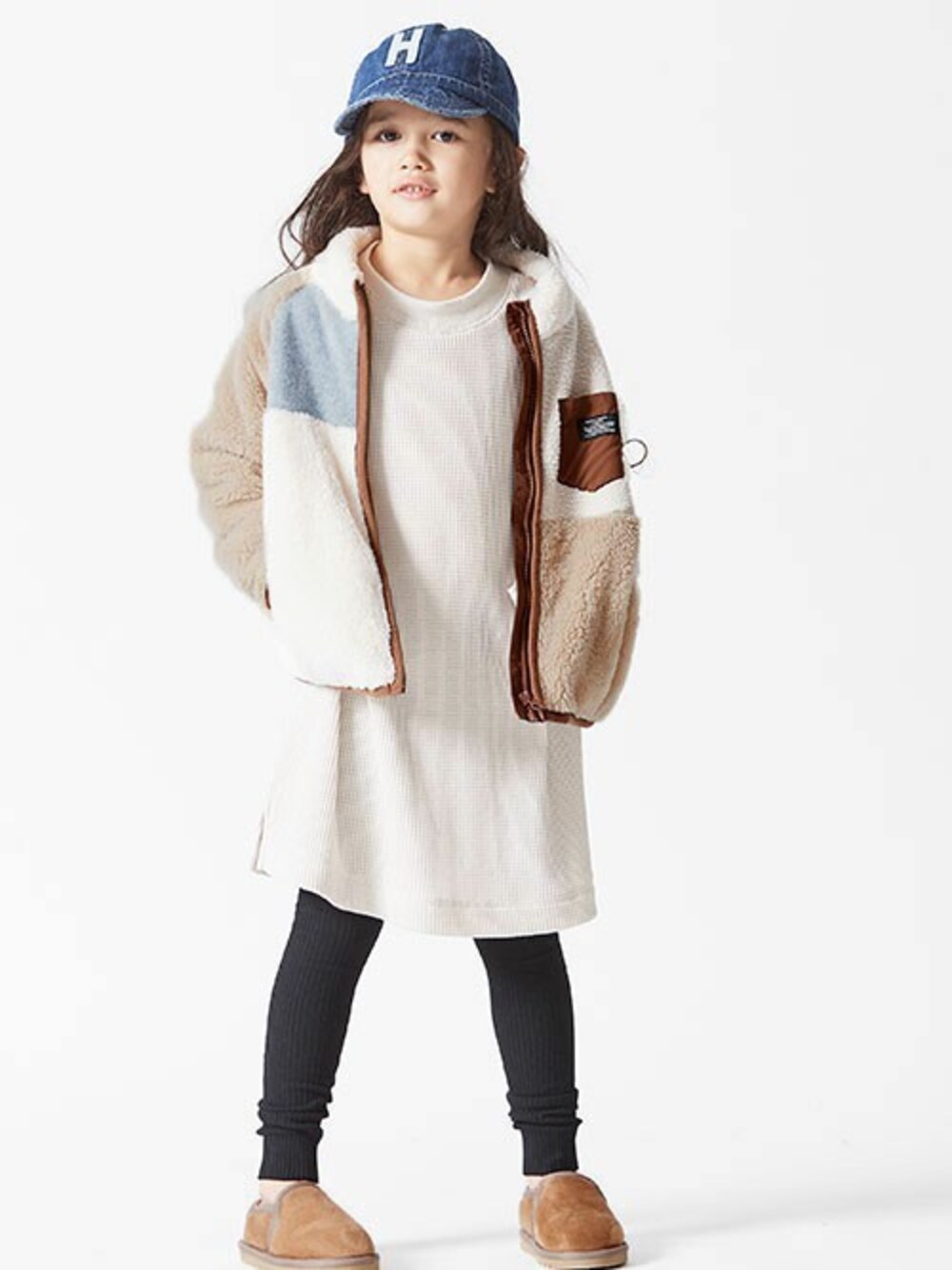 「ジャケット、ワンピース、ブーツ、秋のコーデ、キッズコーデ、カジュアルコーデ、女の子コーデ、BREEZE、キッズファッション、エフオーオンラインストア(F.O.Online Store)」｜「BREEZEのファーフリースジャケット（ブルゾン、ホワイト系）」を使った、F.O.OnlineStoreさん（キッズ・110cm）の秋コーディネートの1枚目の写真