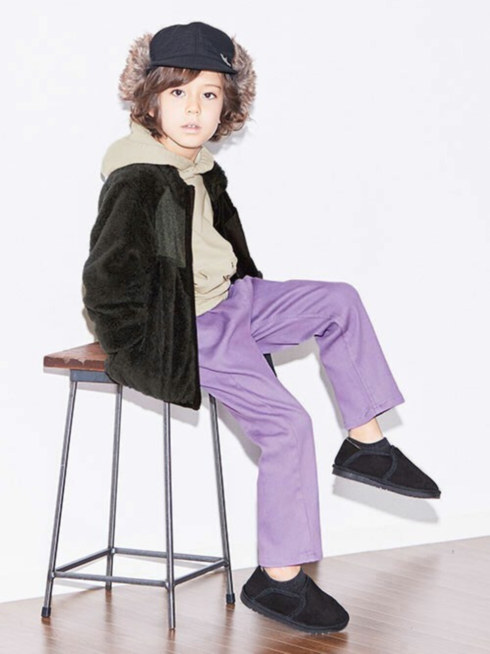 「ジャケット、パーカー、秋のコーデ、冬コーデ、キッズコーデ、パンツスタイル、カジュアルコーデ、男の子コーデ、BREEZE、エフオーオンラインストア(F.O.Online Store)」｜「BREEZEのファーフリースジャケット（ブルゾン、ブラック系）」を使った、F.O.OnlineStoreさん（キッズ・110cm）の秋コーディネートの1枚目の写真
