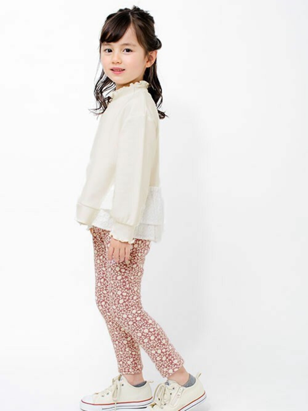 「秋のコーデ、ナチュラル、トレーナー、冬コーデ、キッズコーデ、パンツスタイル、女の子コーデ、アプレレクール、エフオーオンラインストア(F.O.Online Store)、apreslescours」｜「apres les coursの後ろフリルトレーナー（スウェット、ホワイト系）」を使った、F.O.OnlineStoreさん（キッズ・110cm）の秋コーディネートの1枚目の写真