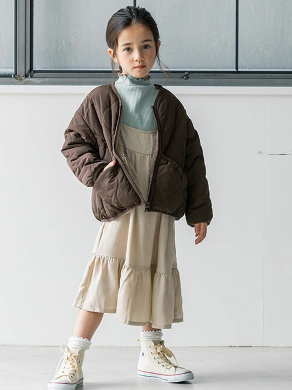 「ブルゾン、アウター、ワンピース、秋のコーデ、リバーシブル、キッズコーデ、女の子、アプレレクール、エフオーオンラインストア(F.O.Online Store)、apreslescours」｜「apres les coursのWEB限定 メロウリブトップス（Tシャツ/カットソー、グリーン系）」を使った、F.O.OnlineStoreさん（キッズ・110cm）の秋コーディネートの1枚目の写真