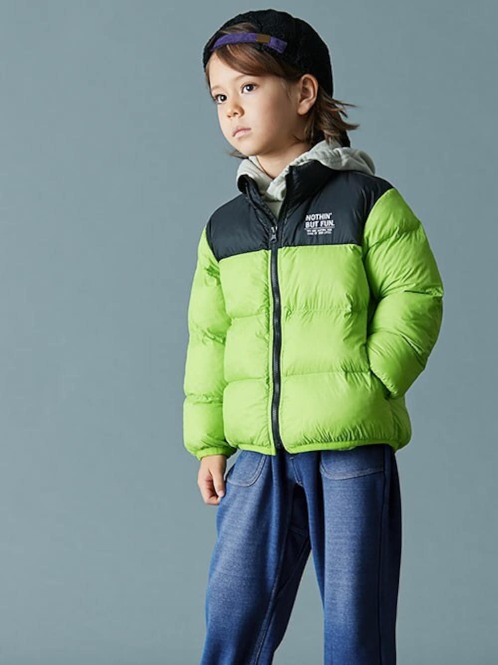 「ジャケット、アウター、冬コーデ、キッズコーデ、男の子、パンツスタイル、カジュアルコーデ、BREEZE、キッズファッション、エフオーオンラインストア(F.O.Online Store)」｜「BREEZEの中綿ライトジャケット（ダウンジャケット/コート、グリーン系）」を使った、F.O.OnlineStoreさん（キッズ・110cm）の冬コーディネートの1枚目の写真