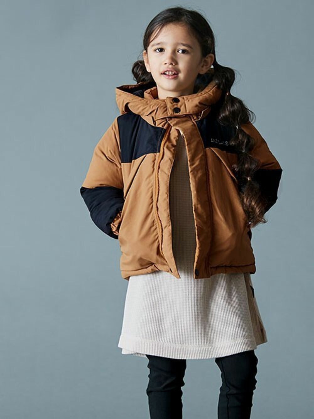 「ジャケット、ワンピース、スキニー、冬コーデ、キッズコーデ、女の子、カジュアルコーデ、BREEZE、キッズファッション、エフオーオンラインストア(F.O.Online Store)」｜「BREEZEの切替中綿ジャケット（ダウンジャケット/コート、イエロー系）」を使った、F.O.OnlineStoreさん（キッズ・110cm）の冬コーディネートの1枚目の写真