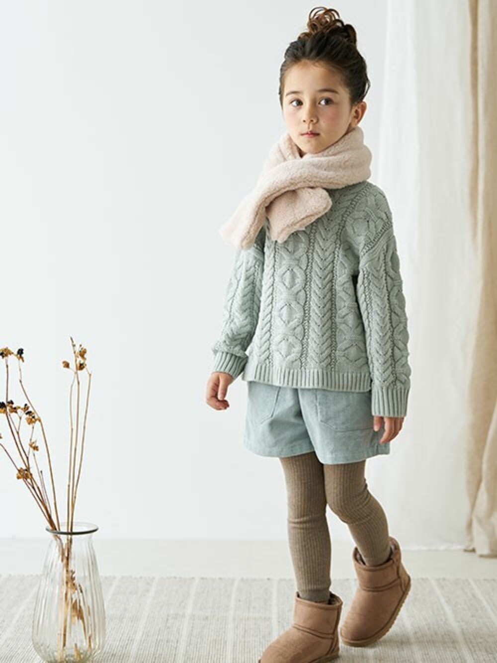 「ニット、ブーツ、ショートパンツ、ナチュラル、冬コーデ、キッズコーデ、女の子、アプレレクール、エフオーオンラインストア(F.O.Online Store)、apreslescours」｜「apres les coursのあわいろニット_ウォッシャブル（ニット/セーター、グリーン系）」を使った、F.O.OnlineStoreさん（キッズ・110cm）の冬コーディネートの1枚目の写真