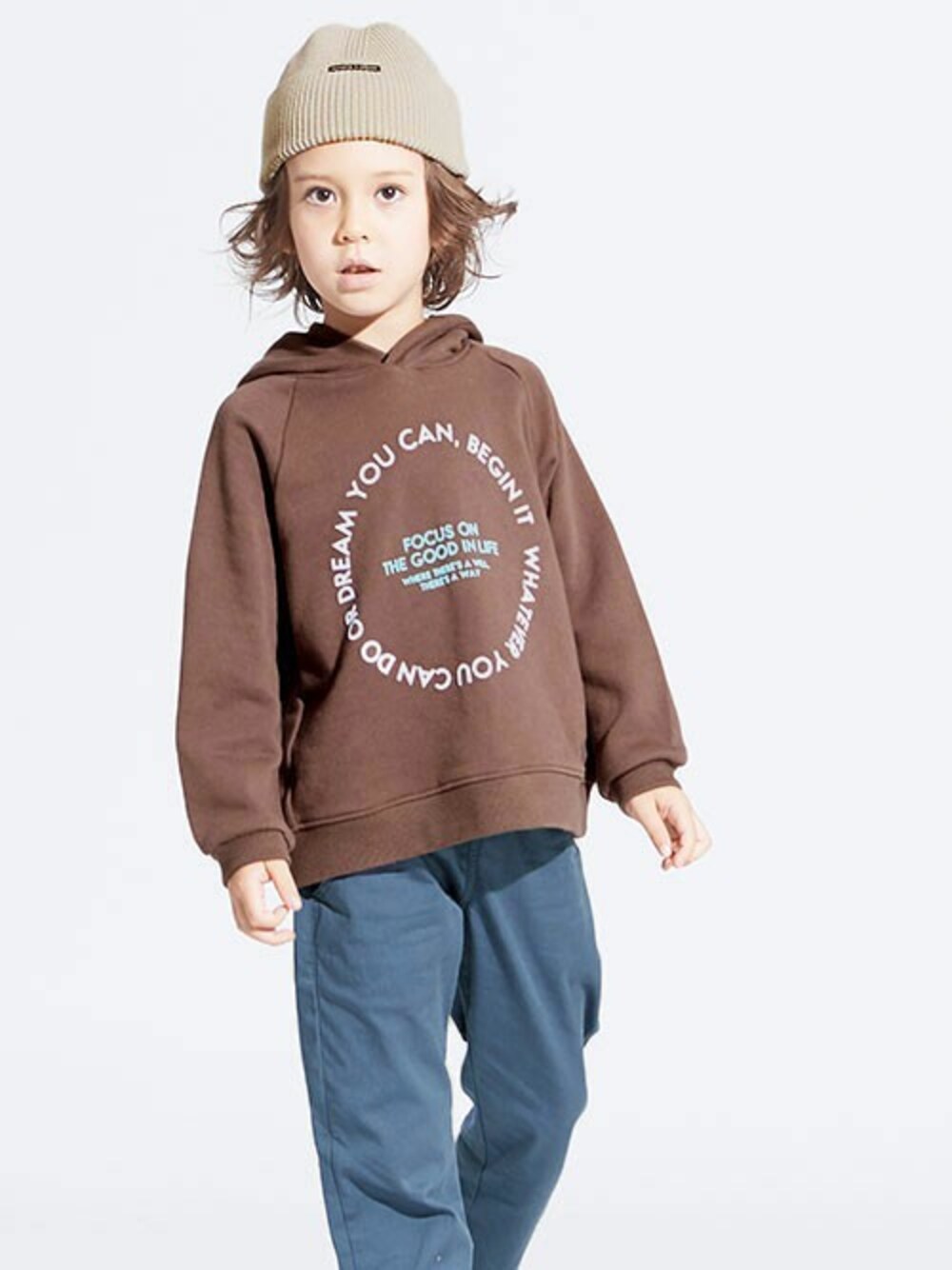 「カジュアル、ニット帽、トレーナー、冬コーデ、キッズコーデ、男の子、パンツスタイル、フーディー、BREEZE、エフオーオンラインストア(F.O.Online Store)」｜「BREEZEのカラーフーディー（パーカー、ブラウン系）」を使った、F.O.OnlineStoreさん（キッズ・110cm）の冬コーディネートの1枚目の写真