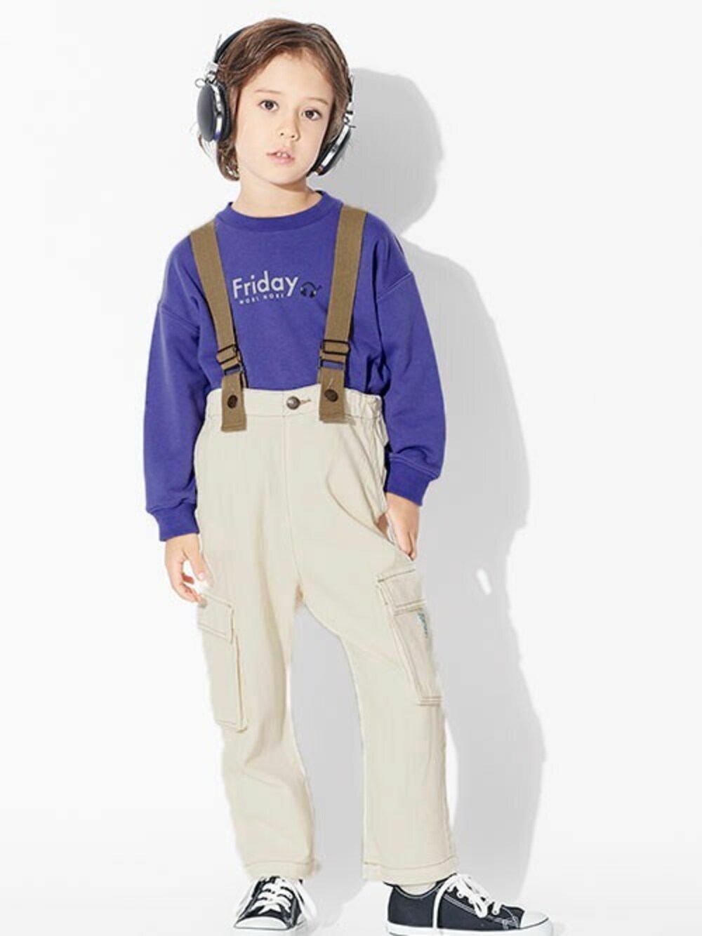「カジュアル、サロペット、トレーナー、冬コーデ、キッズコーデ、男の子、パンツスタイル、BREEZE、キッズファッション、エフオーオンラインストア(F.O.Online Store)」｜「BREEZEのWEEKトレーナー（スウェット、パープル系）」を使った、F.O.OnlineStoreさん（キッズ・110cm）の冬コーディネートの1枚目の写真