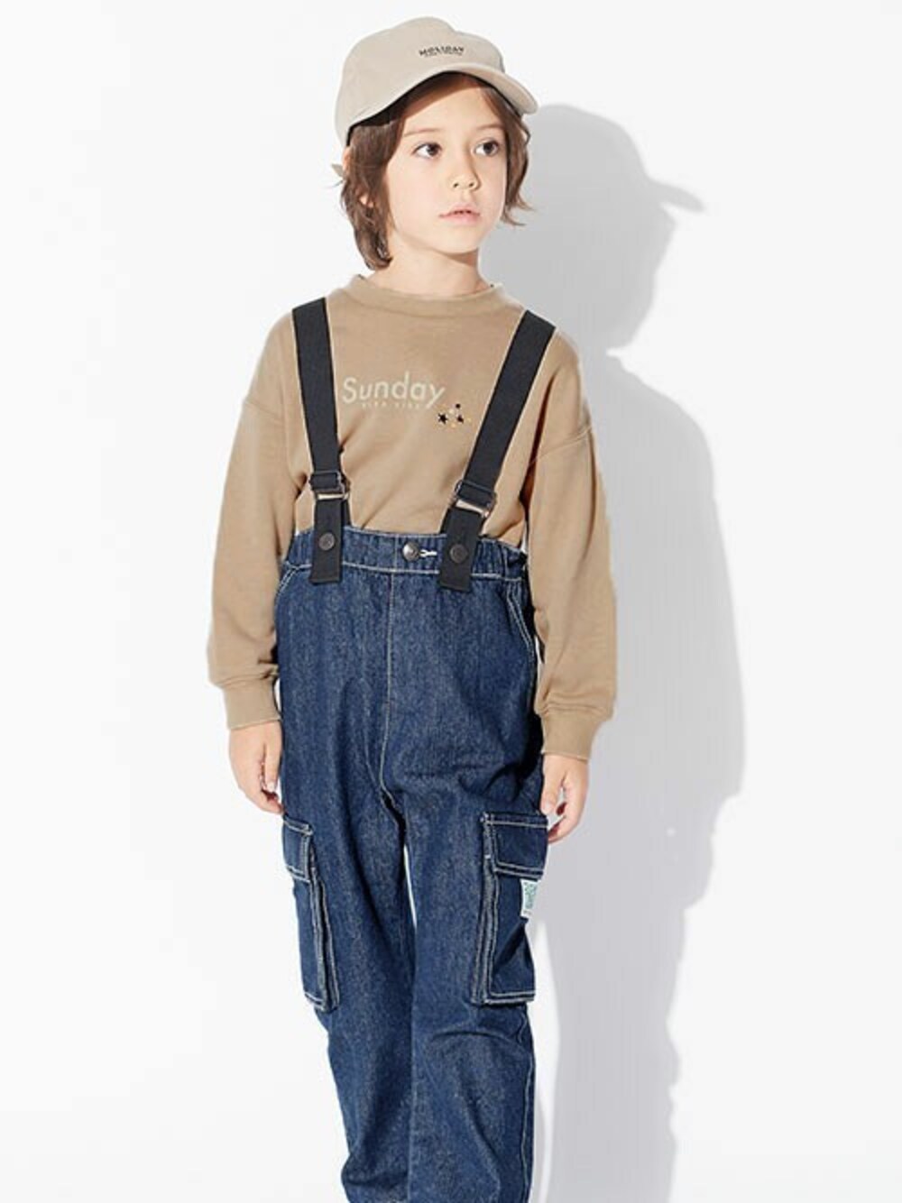 「サロペット、トレーナー、冬コーデ、キッズコーデ、男の子、春コーデ、カジュアルコーデ、BREEZE、キッズファッション、エフオーオンラインストア(F.O.Online Store)」｜「BREEZEのWEEKトレーナー（スウェット、ベージュ系）」を使った、F.O.OnlineStoreさん（キッズ・110cm）の冬コーディネートの1枚目の写真