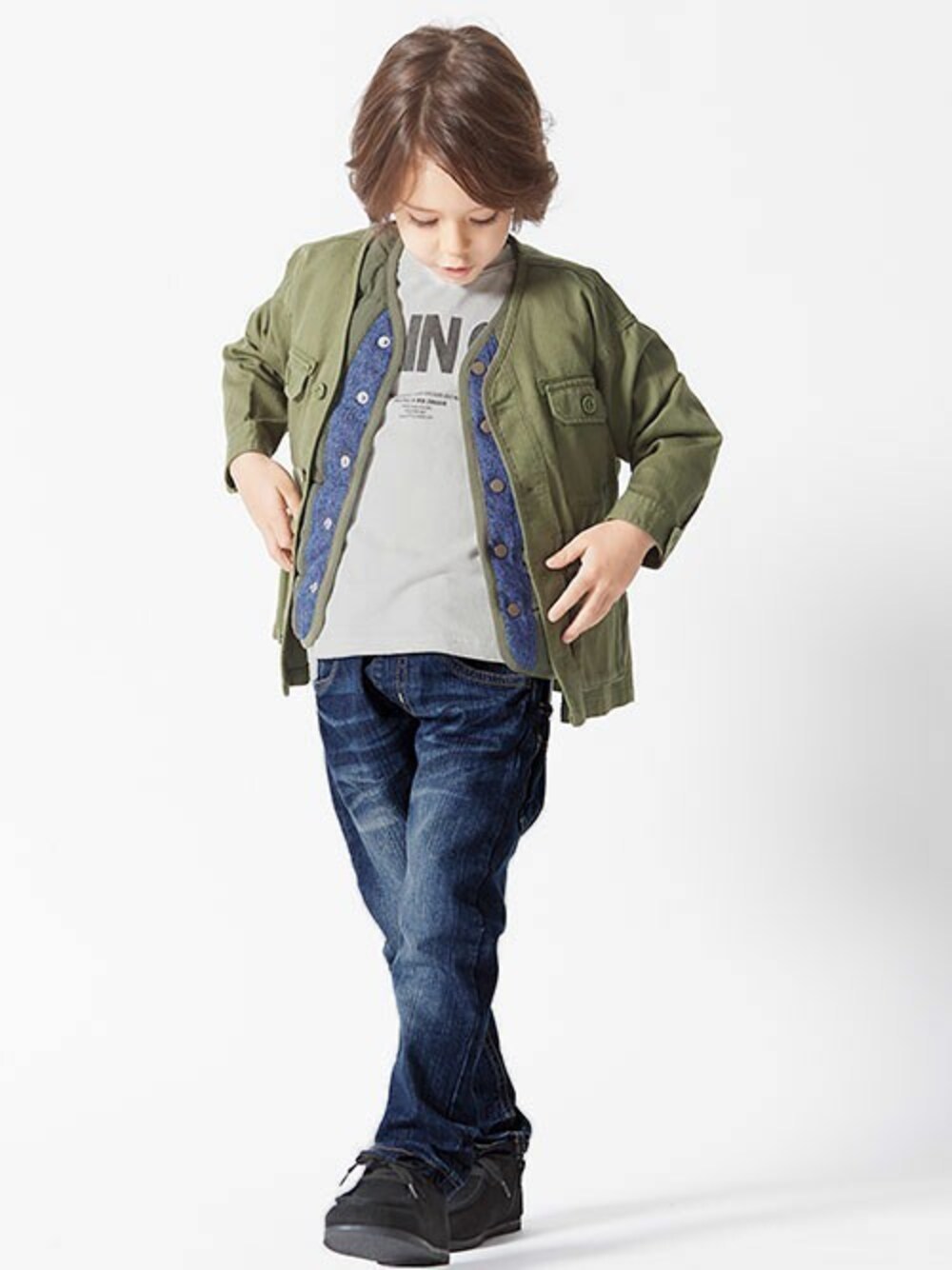 「ジャケット、Tシャツ、冬コーデ、キッズコーデ、男の子、パンツスタイル、カジュアルコーデ、BREEZE、キッズファッション、エフオーオンラインストア(F.O.Online Store)」｜「BREEZEのミリタリーシャツジャケット（ミリタリージャケット、グリーン系）」を使った、F.O.OnlineStoreさん（キッズ・110cm）の冬コーディネートの1枚目の写真