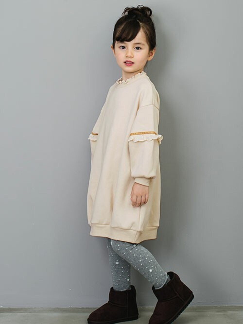 「ワンピース、ブーツ、ナチュラル、レース、冬コーデ、キッズコーデ、女の子、アプレレクール、キッズファッション、エフオーオンラインストア(F.O.Online Store)」｜「apres les coursの袖レース裏シャギーワンピース_吸汗速乾（ワンピース、ベージュ系）」を使った、F.O.OnlineStoreさん（キッズ・110cm）の冬コーディネートの1枚目の写真