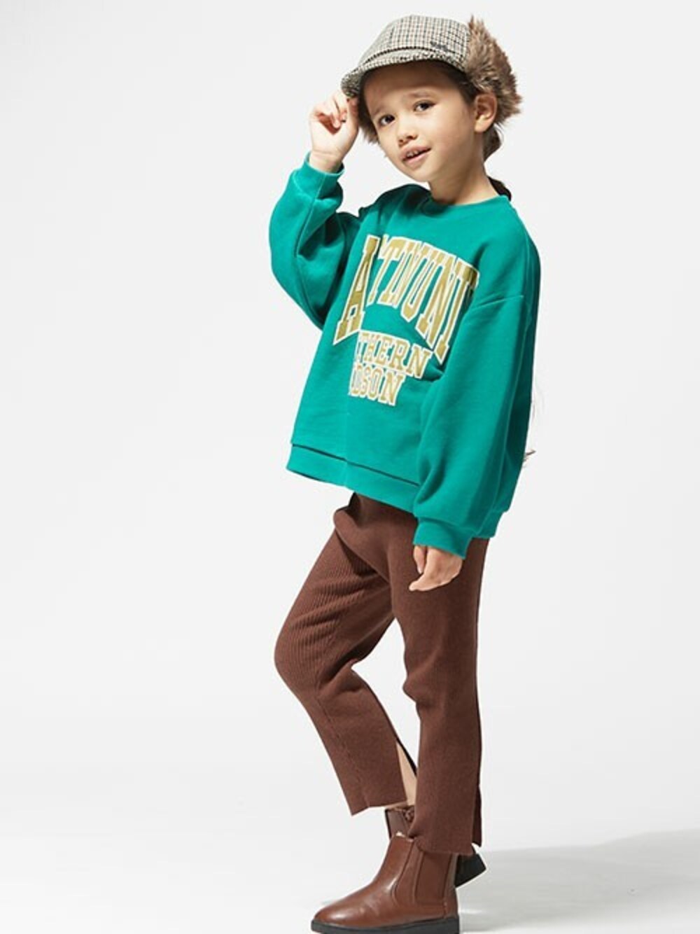 「カジュアル、キャップ、パーカー、トレーナー、冬コーデ、キッズコーデ、女の子、BREEZE、キッズファッション、エフオーオンラインストア(F.O.Online Store)」｜「BREEZEのカレッジリンクトレーナー（スウェット、グリーン系）」を使った、F.O.OnlineStoreさん（キッズ・110cm）の冬コーディネートの1枚目の写真