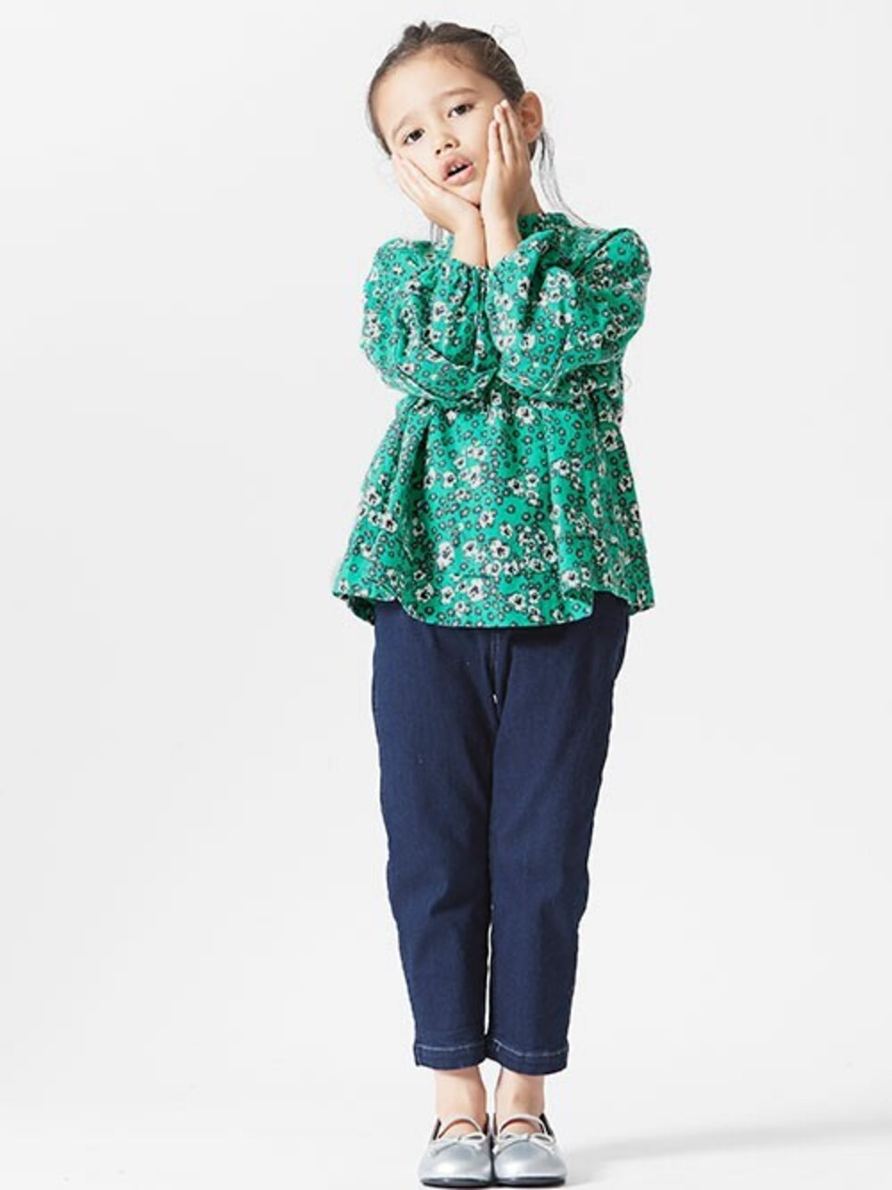 「テーパードパンツ、チュニック、バレエシューズ、キッズコーデ、パンツスタイル、春コーデ、女の子、BREEZE、キッズファッション、エフオーオンラインストア(F.O.Online Store)」｜「BREEZEの花柄タックチュニック（チュニック、グリーン系）」を使った、F.O.OnlineStoreさん（キッズ・110cm）の冬コーディネートの1枚目の写真