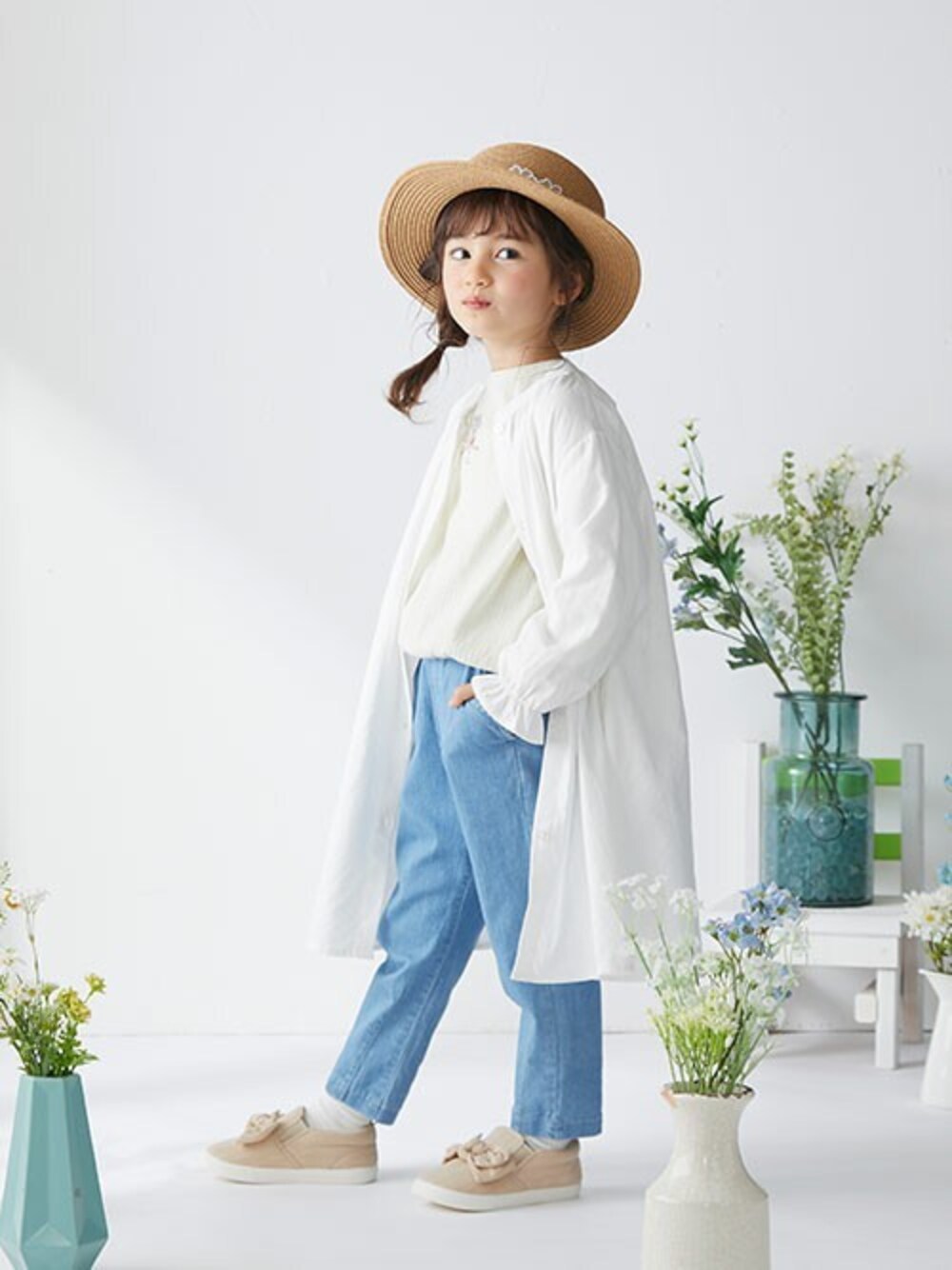 「ワンピース、ハット、春コーデ、女の子、アプレレクール、花柄レース、キッズファッション、エフオーオンラインストア(F.O.Online Store)、apres les cours、F.O.Online Store」｜「apres les coursのベスト＆ワンピースセット（ワンピース、ベージュ系）」を使った、F.O.OnlineStoreさん（キッズ・110cm）の冬コーディネートの1枚目の写真
