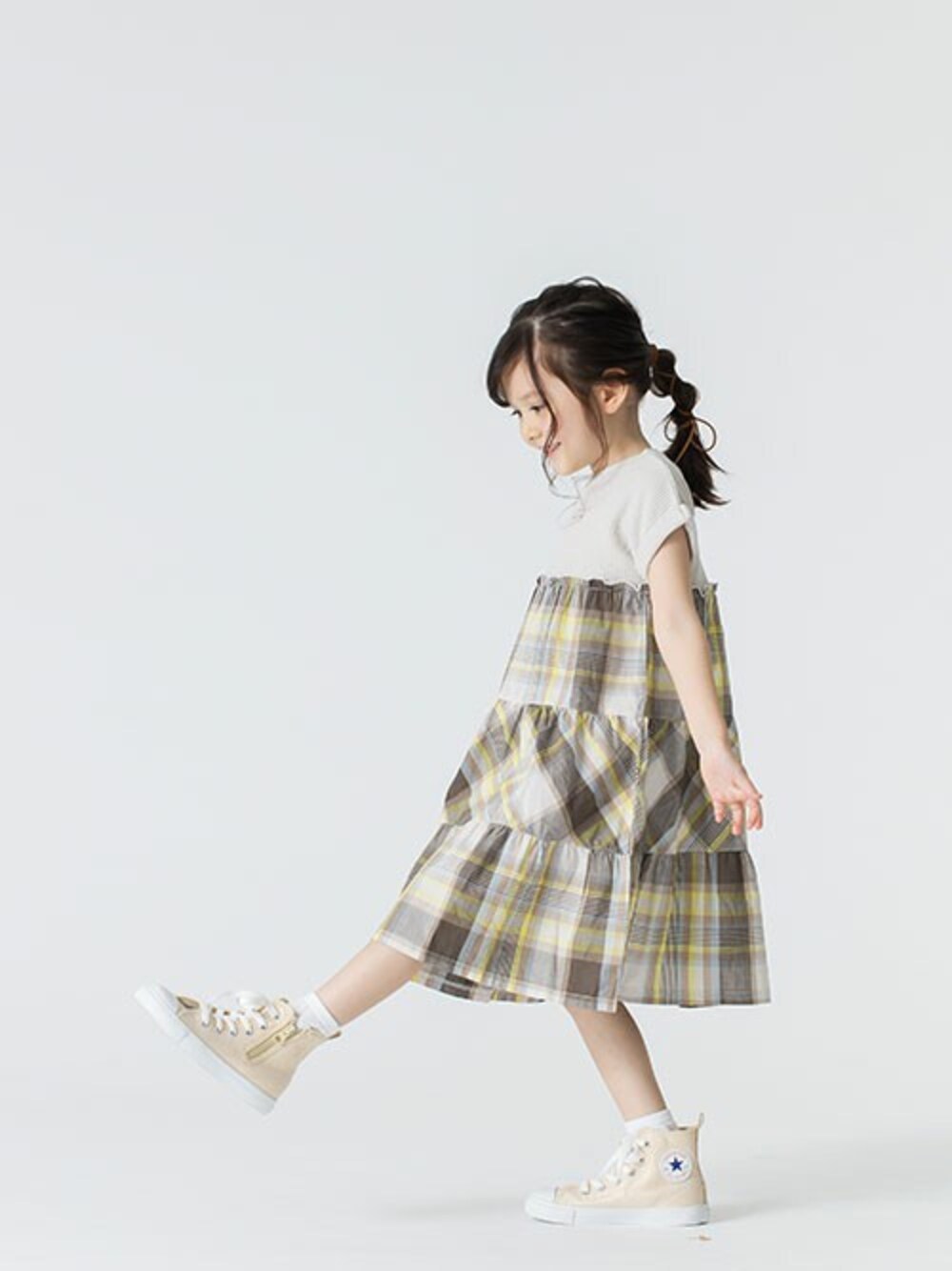 「ワンピース、チェック柄、女の子、BREEZE、キッズファッション、ネット限定、ブリーズ、エフオーオンラインストア(F.O.Online Store)、初夏コーデ、F.O.Online Store」｜「BREEZEのWEB限定切替ティアードドッキングワンピース（ワンピース、ホワイト系）」を使った、F.O.OnlineStoreさん（キッズ・110cm）の冬コーディネートの1枚目の写真