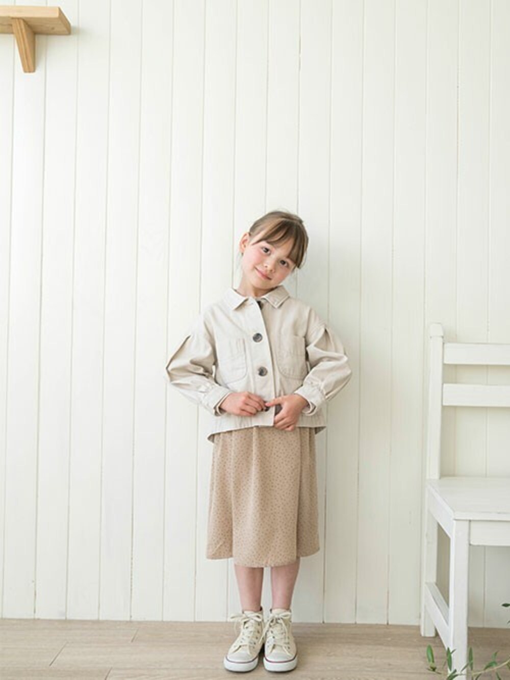「アウター、ワンピース、ミリタリージャケット、春コーデ、女の子、アプレレクール、WEB限定、エフオーオンラインストア(F.O.Online Store)、apres les cours、F.O.Online Store」｜「apres les coursのWEB限定うしろリボンキャミ型ドッキングワンピース（ワンピース、その他）」を使った、F.O.OnlineStoreさん（キッズ・110cm）の冬コーディネートの1枚目の写真