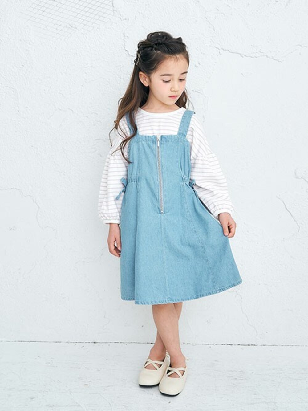 「ワンピース、ボーダー、リボン、キッズコーデ、女の子、カジュアルコーデ、アプレレクール、エフオーオンラインストア(F.O.Online Store)、apres les cours、F.O.Online Store」｜「apres les coursのバッククロスボーダーTシャツ（Tシャツ/カットソー、パープル系）」を使った、F.O.OnlineStoreさん（キッズ・110cm）の冬コーディネートの1枚目の写真