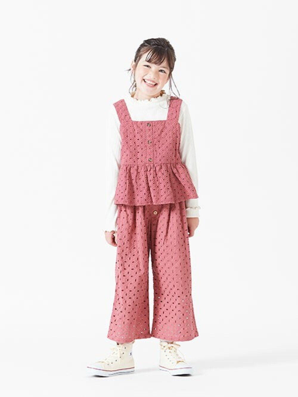 「ピンク、レース、フリル、キッズコーデ、女の子、カジュアルコーデ、BREEZE、ブリーズ、エフオーオンラインストア(F.O.Online Store)、F.O.Online Store」｜「BREEZEのレースフリルチュニック（その他トップス、ピンク系）」を使った、F.O.OnlineStoreさん（キッズ・110cm）の春コーディネートの1枚目の写真