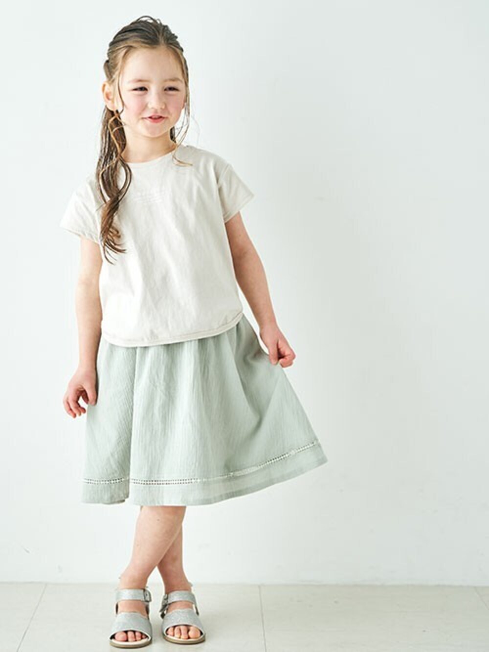 「スカート、ミントグリーン、サンダル、キッズコーデ、女の子、アプレレクール、WEB限定、エフオーオンラインストア(F.O.Online Store)、apres les cours、F.O.Online Store」｜「apres les coursのWEB限定 ジェラートフレーバーTシャツ（Tシャツ/カットソー、ホワイト系）」を使った、F.O.OnlineStoreさん（キッズ・110cm）の春コーディネートの1枚目の写真