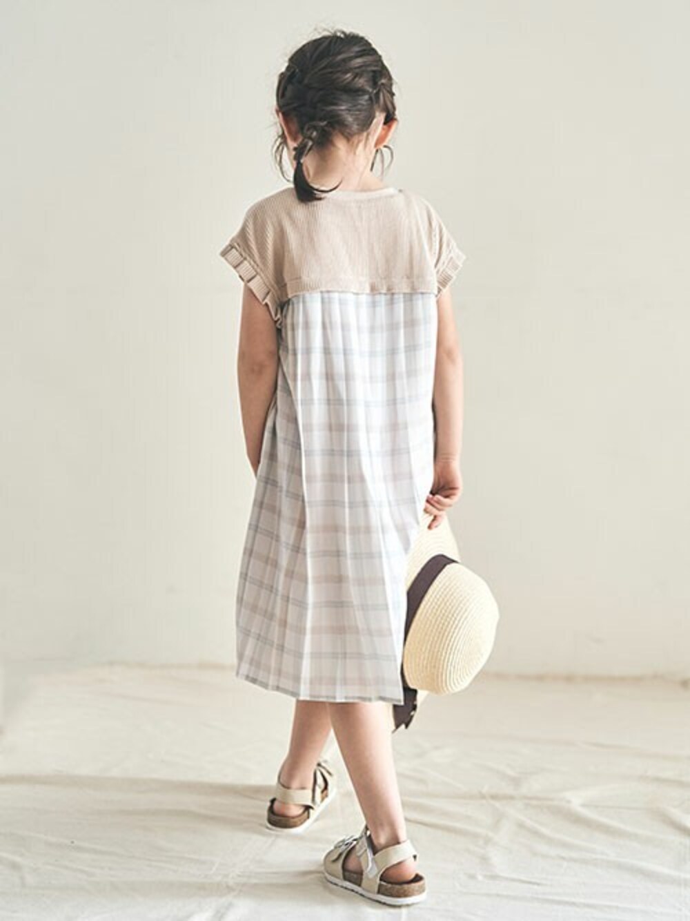 「チェック、ワンピース、ハット、サンダル、キッズコーデ、女の子、アプレレクール、エフオーオンラインストア(F.O.Online Store)、apres les cours、F.O.Online Store」｜「apres les coursのバックシャンワンピース（ワンピース、ホワイト系）」を使った、F.O.OnlineStoreさん（キッズ・110cm）の春コーディネートの1枚目の写真