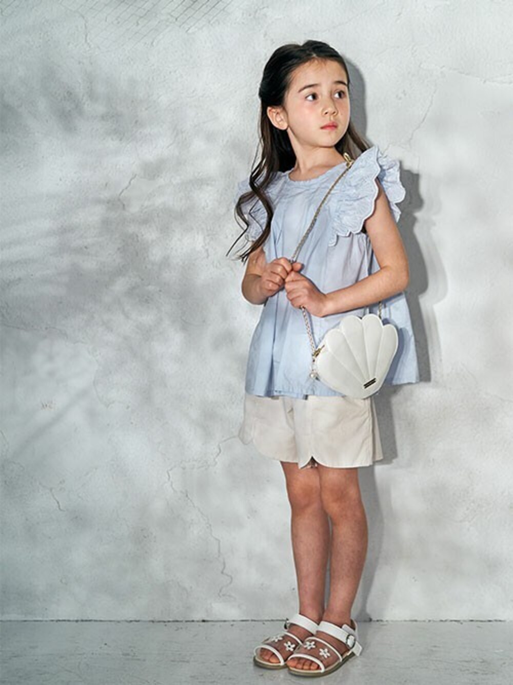 「ブルー、ショートパンツ、チュニック、女の子、夏コーデ、アプレレクール、さわやか、エフオーオンラインストア(F.O.Online Store)、apres les cours、F.O.Online Store」｜「apres les coursのアクアリウムチュニック（チュニック、ブルー系）」を使った、F.O.OnlineStoreさん（キッズ・110cm）の春コーディネートの1枚目の写真
