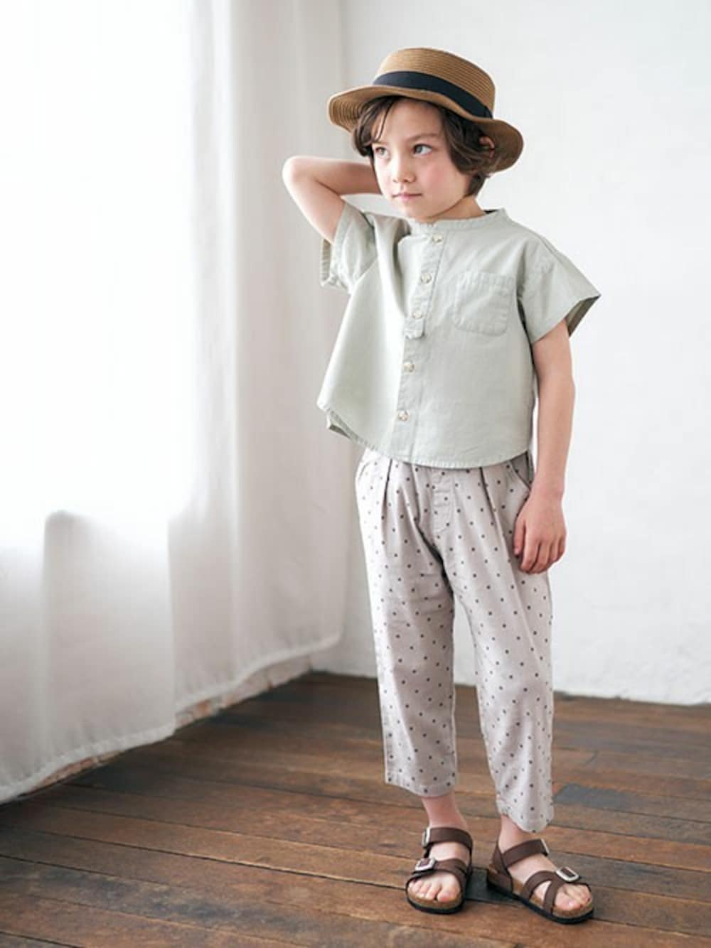 「ミントグリーン、男の子、ゆったりコーデ、夏コーデ、カンカン帽、ノーカラーシャツ、アプレレクール、エフオーオンラインストア(F.O.Online Store)、apres les cours、F.O.Online Store」｜「apres les coursのナチュラルコットンノーカラーシャツ（シャツ/ブラウス、グリーン系）」を使った、F.O.OnlineStoreさん（キッズ・110cm）の春コーディネートの1枚目の写真