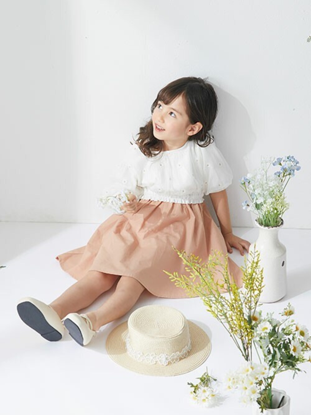 「ワンピース、レイヤード、チュール、ハット、お出かけコーデ、女の子、アプレレクール、エフオーオンラインストア(F.O.Online Store)、apres les cours、F.O.Online Store」｜「apres les coursのデイジーチュールレイヤードワンピース（ワンピース、ホワイト系）」を使った、F.O.OnlineStoreさん（キッズ・110cm）の春コーディネートの1枚目の写真