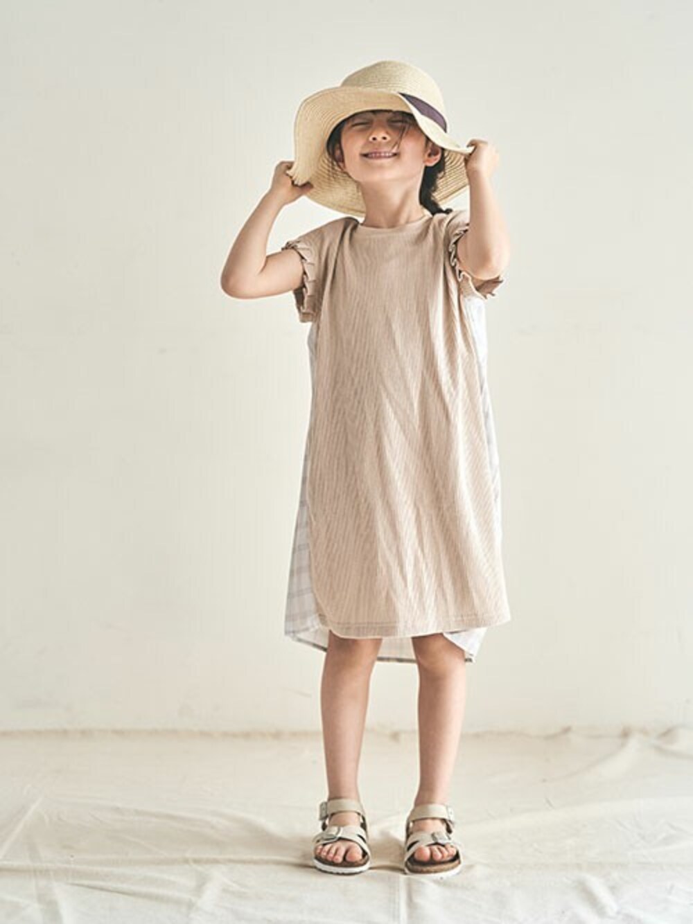 「チェック、ワンピース、サンダル、キッズコーデ、女の子、夏コーデ、アプレレクール、エフオーオンラインストア(F.O.Online Store)、apres les cours、F.O.Online Store」｜「apres les coursのバックシャンワンピース（ワンピース、ホワイト系）」を使った、F.O.OnlineStoreさん（キッズ・110cm）の春コーディネートの1枚目の写真