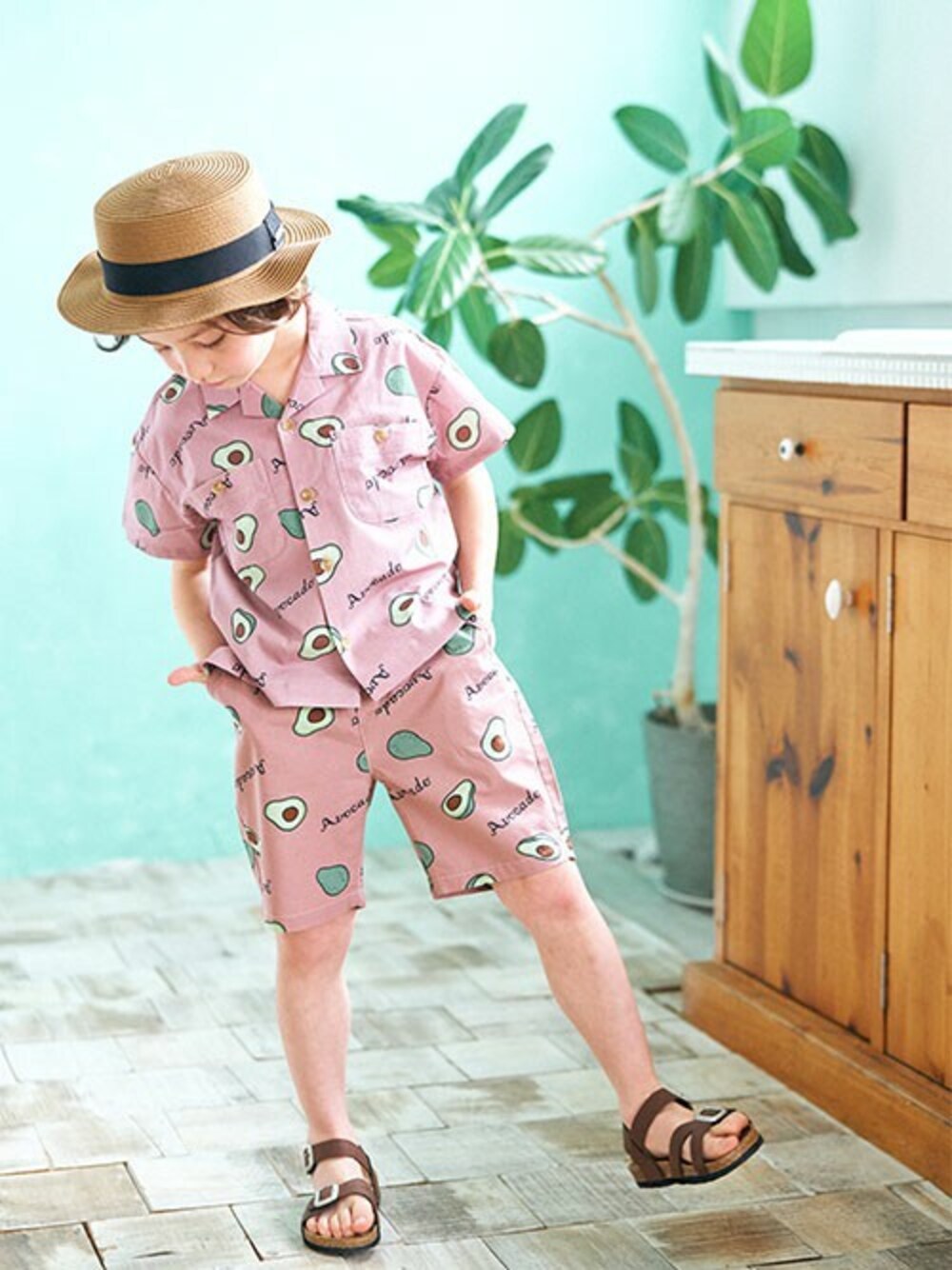 「セットアップ、キッズコーデ、男の子、夏コーデ、リゾートスタイル、アロハシャツ、アプレレクール、エフオーオンラインストア(F.O.Online Store)、apres les cours、F.O.Online Store」｜「apres les coursの3柄アロハシャツ（シャツ/ブラウス、ピンク系）」を使った、F.O.OnlineStoreさん（キッズ・110cm）の春コーディネートの1枚目の写真