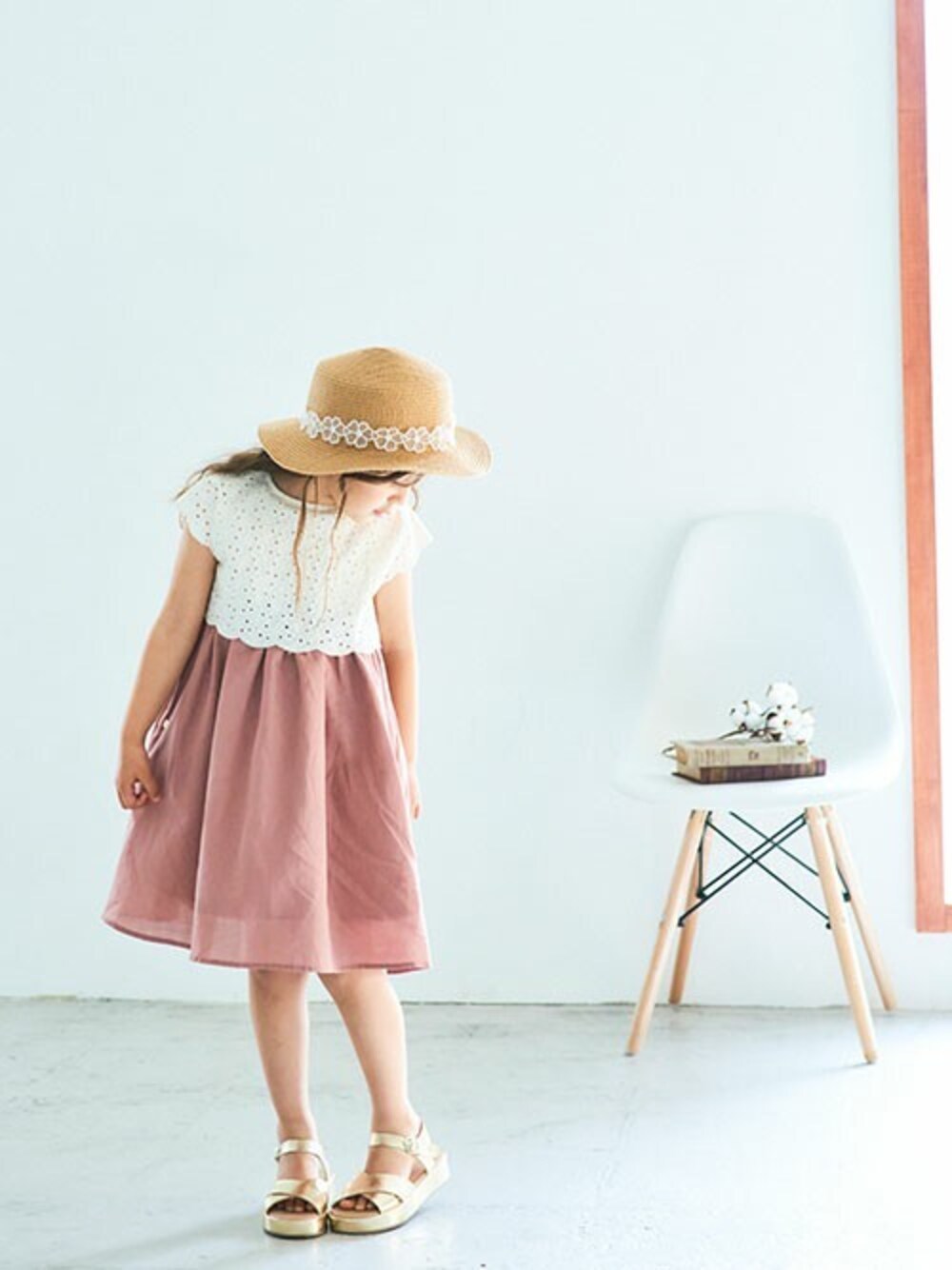「ワンピース、レース、キッズコーデ、女の子、夏コーデ、アプレレクール、WEB限定、エフオーオンラインストア(F.O.Online Store)、apres les cours、F.O.Online Store」｜「apres les coursのWEB限定 レース切替スカラップワンピース（ワンピース、ピンク系）」を使った、F.O.OnlineStoreさん（キッズ・110cm）の春コーディネートの1枚目の写真