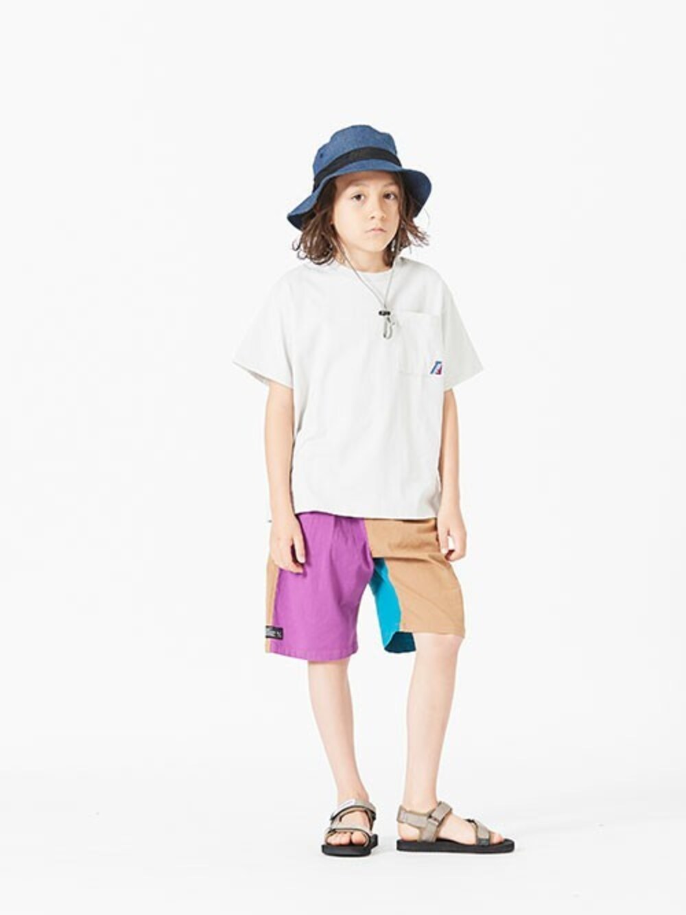 「ロゴT、カラーパンツ、アウトドアスタイル、ハット、男の子、夏コーデ、BREEZE、ブリーズ、エフオーオンラインストア(F.O.Online Store)、F.O.Online Store」｜「BREEZEのバックロゴタフＴシャツ（Tシャツ/カットソー、グレー系）」を使った、F.O.OnlineStoreさん（キッズ・130cm）の春コーディネートの1枚目の写真