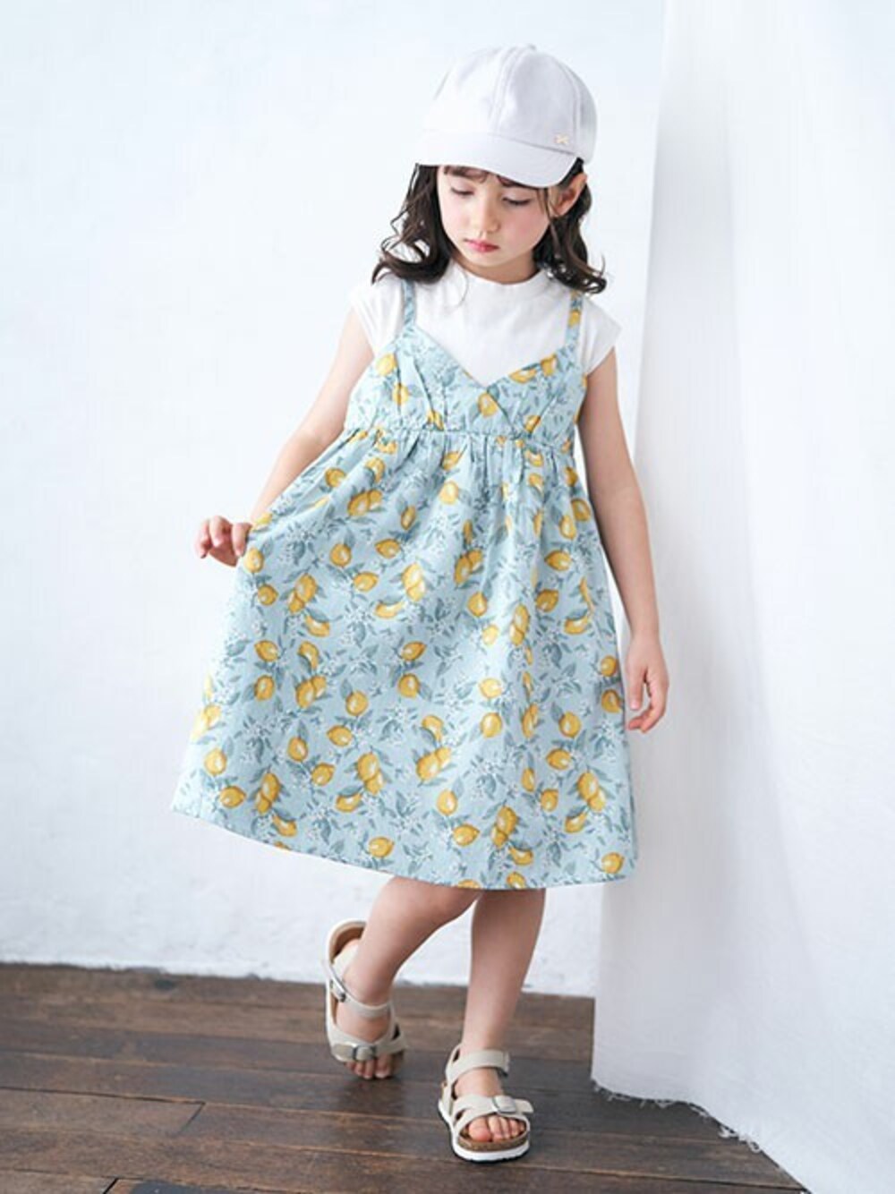 「キッズコーデ、女の子、夏コーデ、ドッキングワンピ、アプレレクール、キャミワンピ、レモン柄、エフオーオンラインストア(F.O.Online Store)、apres les cours、F.O.Online Store」｜「apres les coursの3柄ドッキングキャミワンピース（ワンピース、ブルー系）」を使った、F.O.OnlineStoreさん（キッズ・110cm）の春コーディネートの1枚目の写真