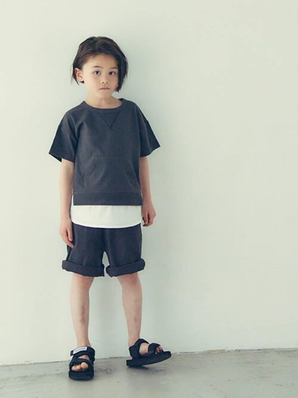 「シンプル、サロペット、Tシャツ、モノトーン、ユニセックス、キッズコーデ、カジュアルコーデ、BREEZE、エフオーオンラインストア(F.O.Online Store)、F.O.Online Store」｜「BREEZEのWEB限定 布帛ドッキングTシャツ（Tシャツ/カットソー、ブラック系）」を使った、F.O.OnlineStoreさん（キッズ・110cm）の春コーディネートの1枚目の写真