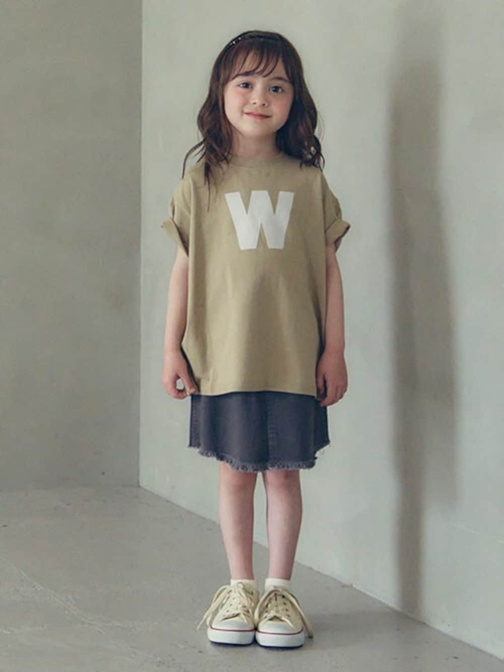 「スカート、ベージュ、Tシャツ、モノトーン、フリンジ、女の子、カジュアルコーデ、BREEZE、エフオーオンラインストア(F.O.Online Store)、F.O.Online Store」｜「BREEZEの【WEB限定】クロシロ半袖Tシャツ（Tシャツ/カットソー、ベージュ系）」を使った、F.O.OnlineStoreさん（キッズ・110cm）の春コーディネートの1枚目の写真