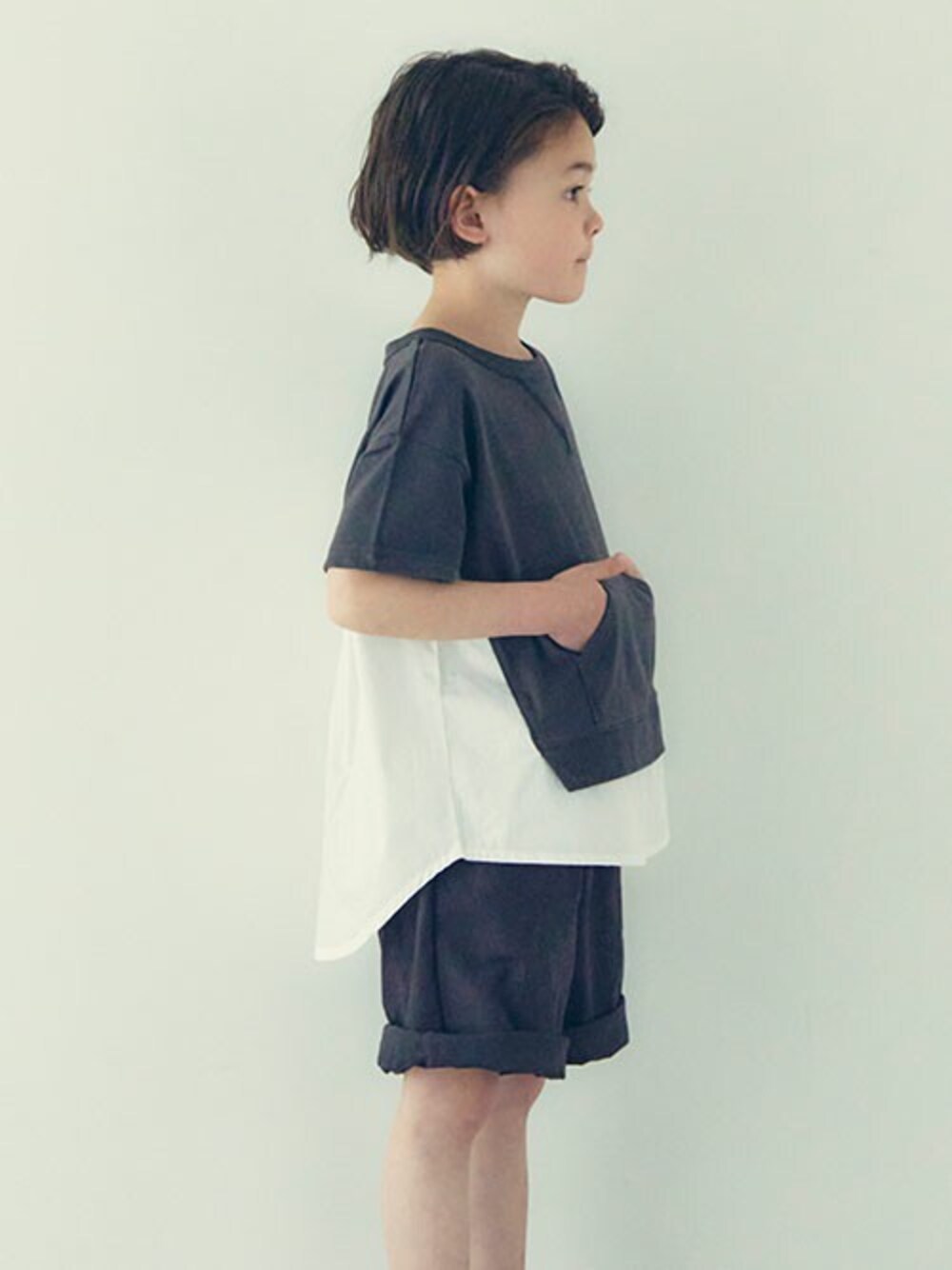「シンプル、サロペット、Tシャツ、モノトーン、ユニセックス、カジュアルコーデ、ゆるコーデ、BREEZE、エフオーオンラインストア(F.O.Online Store)、F.O.Online Store」｜「BREEZEのWEB限定 布帛ドッキングTシャツ（Tシャツ/カットソー、ブラック系）」を使った、F.O.OnlineStoreさん（キッズ・110cm）の春コーディネートの1枚目の写真