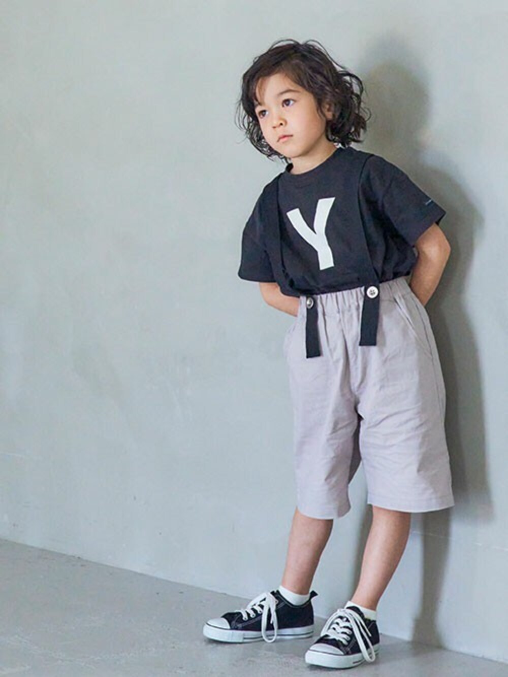 「サロペット、Tシャツ、モノトーン、ユニセックス、キッズコーデ、カジュアルコーデ、ゆるコーデ、BREEZE、エフオーオンラインストア(F.O.Online Store)、F.O.Online Store」｜「BREEZEの【WEB限定】クロシロ半袖Tシャツ（Tシャツ/カットソー、ブラック系）」を使った、F.O.OnlineStoreさん（キッズ・110cm）の春コーディネートの1枚目の写真