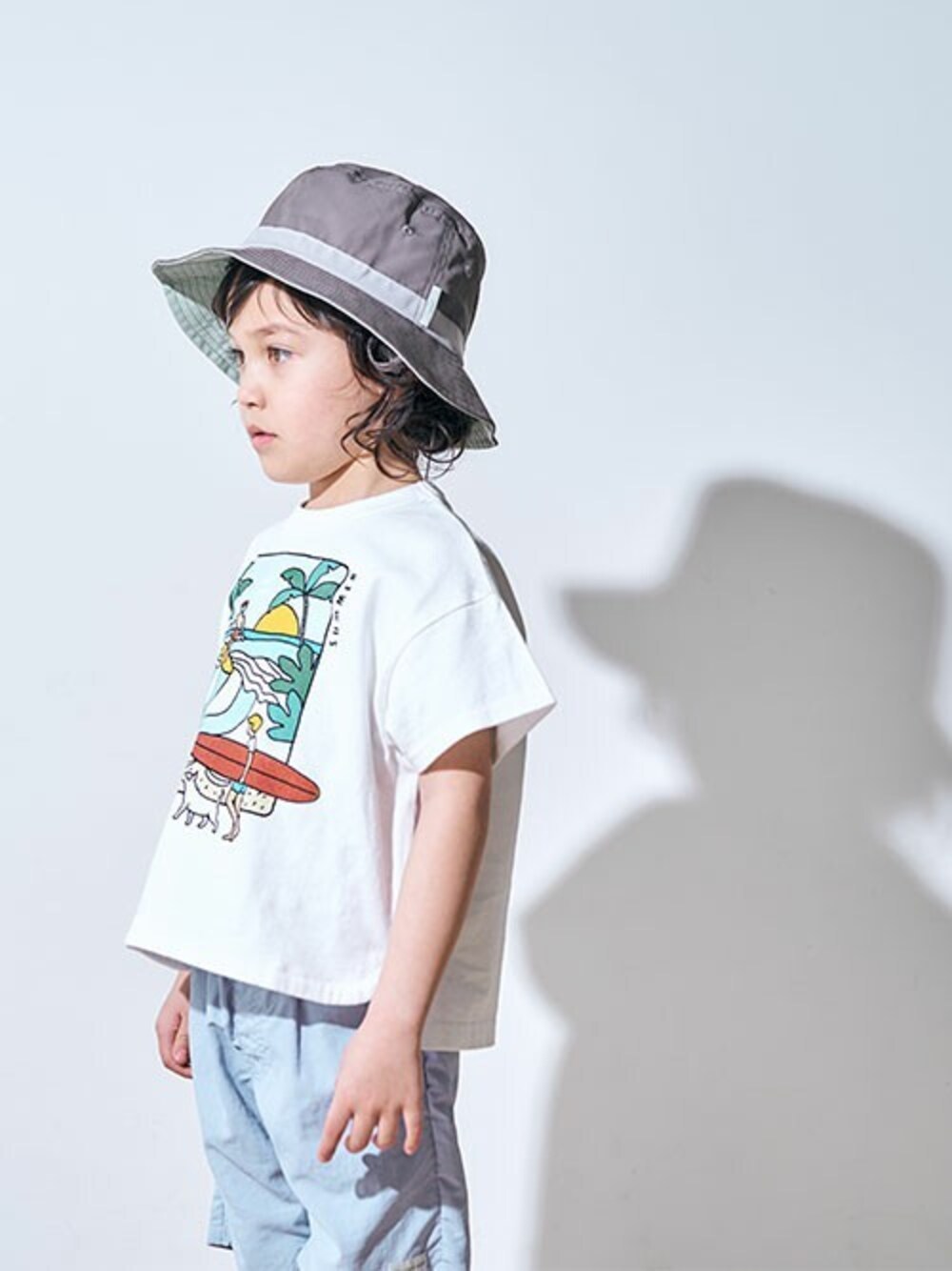 「アウトドアスタイル、ハット、ハーフパンツ、キッズコーデ、男の子、白Tシャツ、アプレレクール、エフオーオンラインストア(F.O.Online Store)、apres les cours、F.O.Online Store」｜「apres les coursの2柄グラフィックTシャツ（Tシャツ/カットソー、レッド系）」を使った、F.O.OnlineStoreさん（キッズ・110cm）の夏コーディネートの1枚目の写真