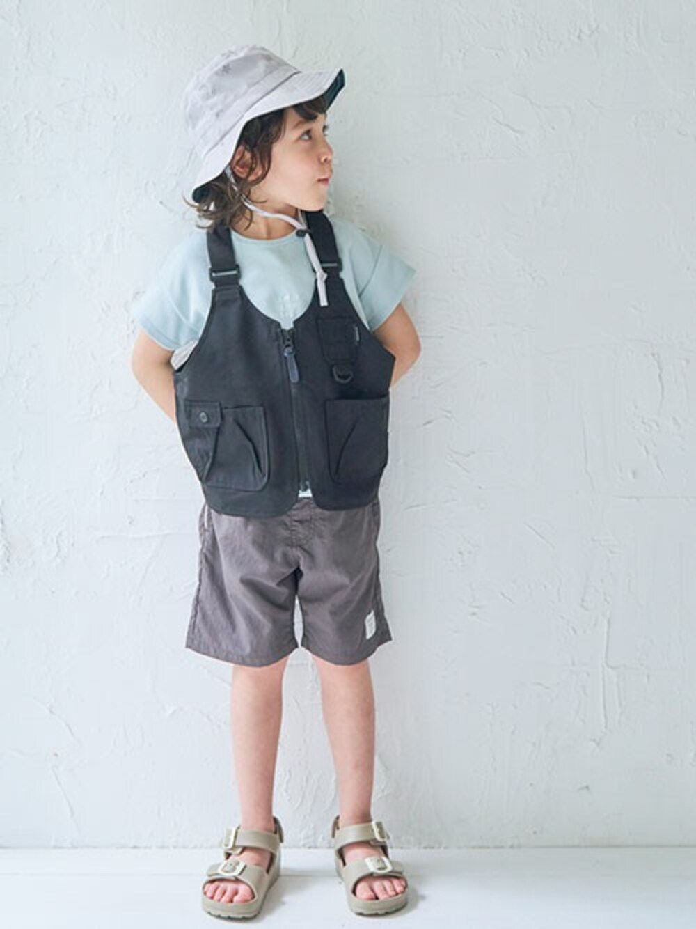 「アウトドアスタイル、Tシャツ、ベスト、ハーフパンツ、サンダル、キッズコーデ、男の子、エフオーオンラインストア(F.O.Online Store)、apres les cours、F.O.Online Store」｜「apres les coursのBOY'S アウトドアハット（ハット、グレー系）」を使った、F.O.OnlineStoreさん（キッズ・110cm）の夏コーディネートの1枚目の写真