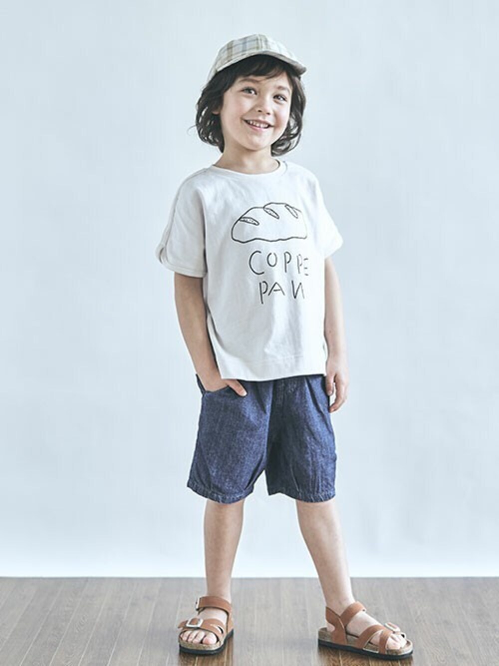 「チェック、デニム、キッズコーデ、男の子、夏コーデ、カジュアルコーデ、白Tシャツ、エフオーオンラインストア(F.O.Online Store)、apres les cours、F.O.Online Store」｜「apres les coursのアソート柄Tシャツ（Tシャツ/カットソー、ホワイト系）」を使った、F.O.OnlineStoreさん（キッズ・110cm）の夏コーディネートの1枚目の写真