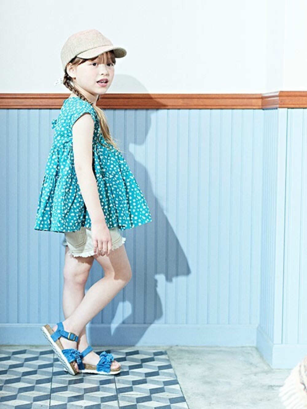 「花柄、ショートパンツ、フリンジ、チュニック、キッズコーデ、女の子、カジュアルコーデ、BREEZE、エフオーオンラインストア(F.O.Online Store)、F.O.Online Store」｜「BREEZEの花柄ティアードチュニック（チュニック、ブルー系）」を使った、F.O.OnlineStoreさん（キッズ・110cm）の夏コーディネートの1枚目の写真
