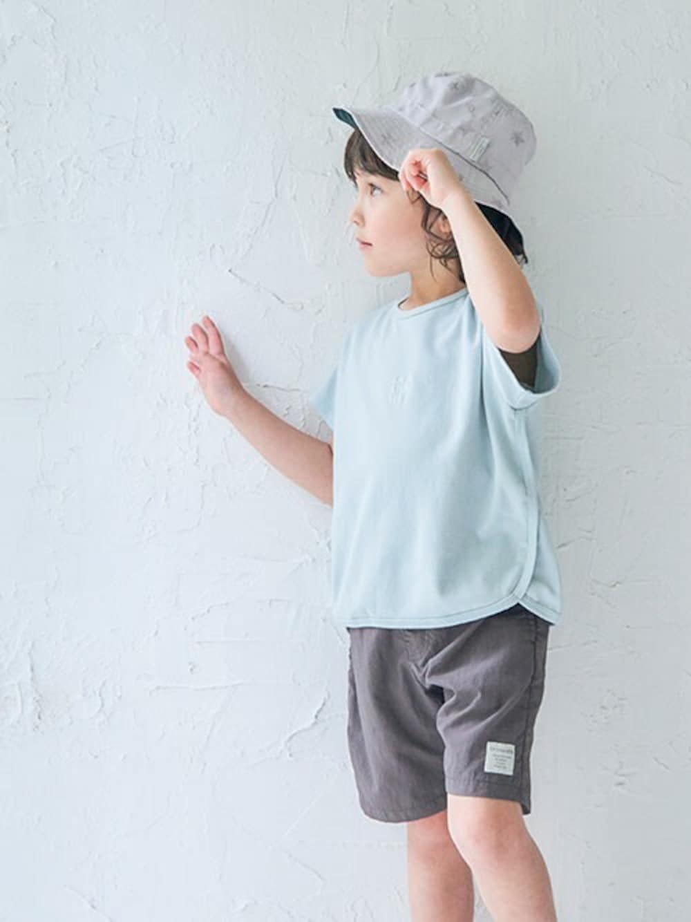 「シンプル、summer、ハーフパンツ、ミントグリーン、キッズコーデ、男の子、ゆるコーデ、エフオーオンラインストア(F.O.Online Store)、apres les cours、F.O.Online Store」｜「apres les coursのBOY'S アウトドアハット（ハット、グレー系）」を使った、F.O.OnlineStoreさん（キッズ・110cm）の夏コーディネートの1枚目の写真